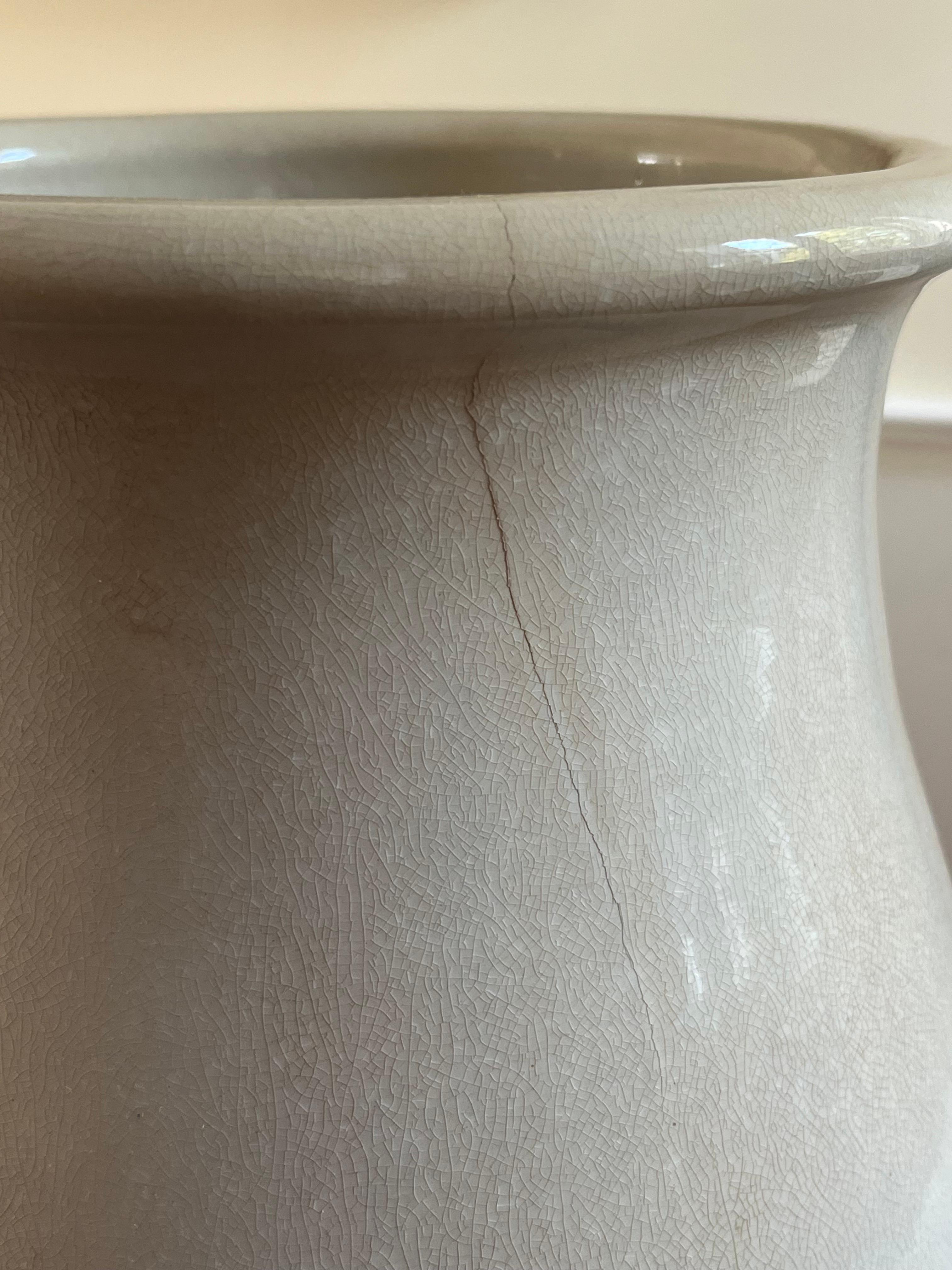 Vaso grande in pietra ferrosa, CIRCA 1900 In condizioni discrete in vendita a Doylestown, PA