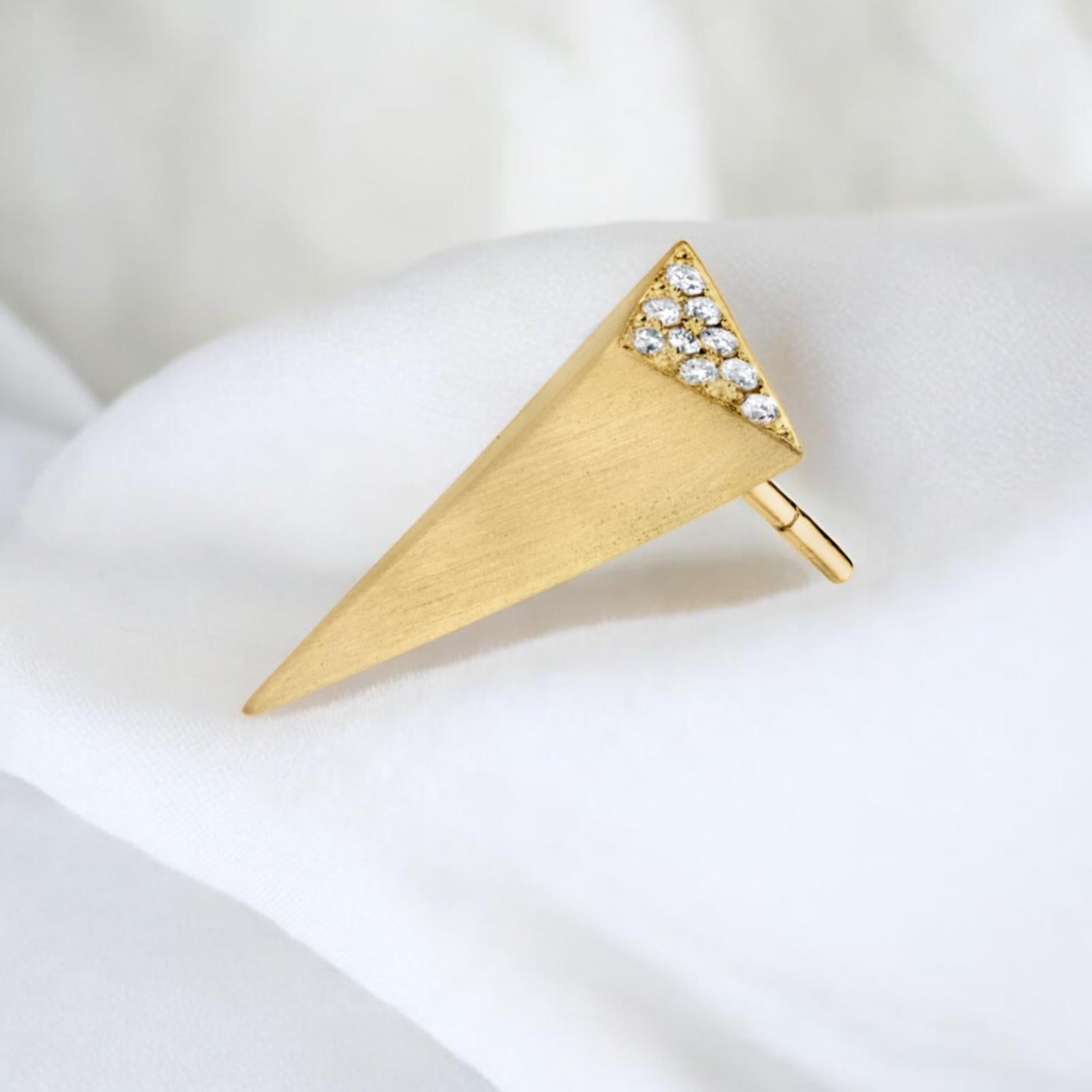 Round Cut Large Isosceles Diamond Top Studs in 18K Yellow Gold For Sale
