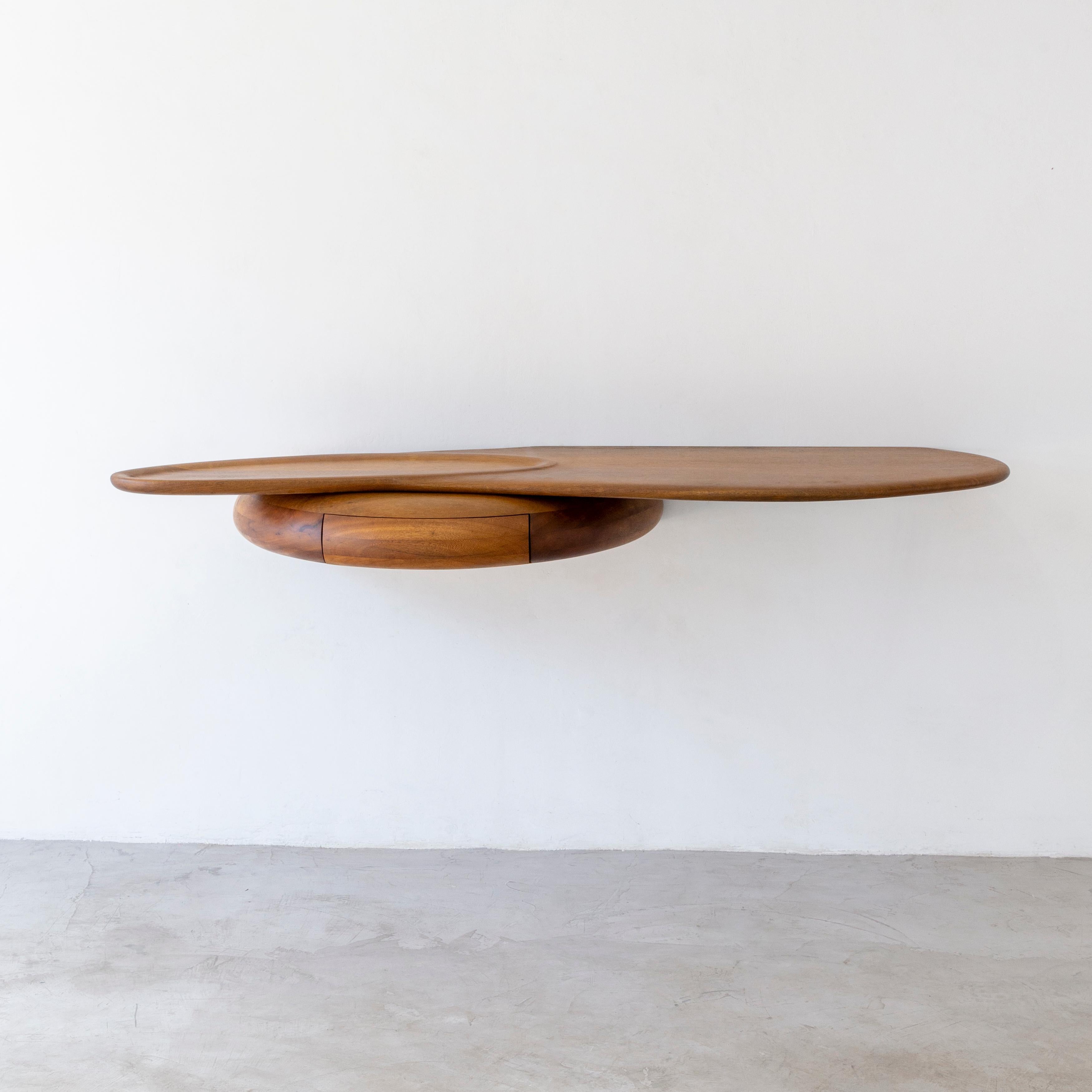 Mesa consola grande Ita by Estudio Prosa
Dimensiones: An 200 x Pr 45 x Al 20 cm
Materiales: Madera.

El estudio Prosa es un espacio formado por arquitectos, diseñadores y carpinteros que buscan el mejor desarrollo en la convivencia de sus áreas, de