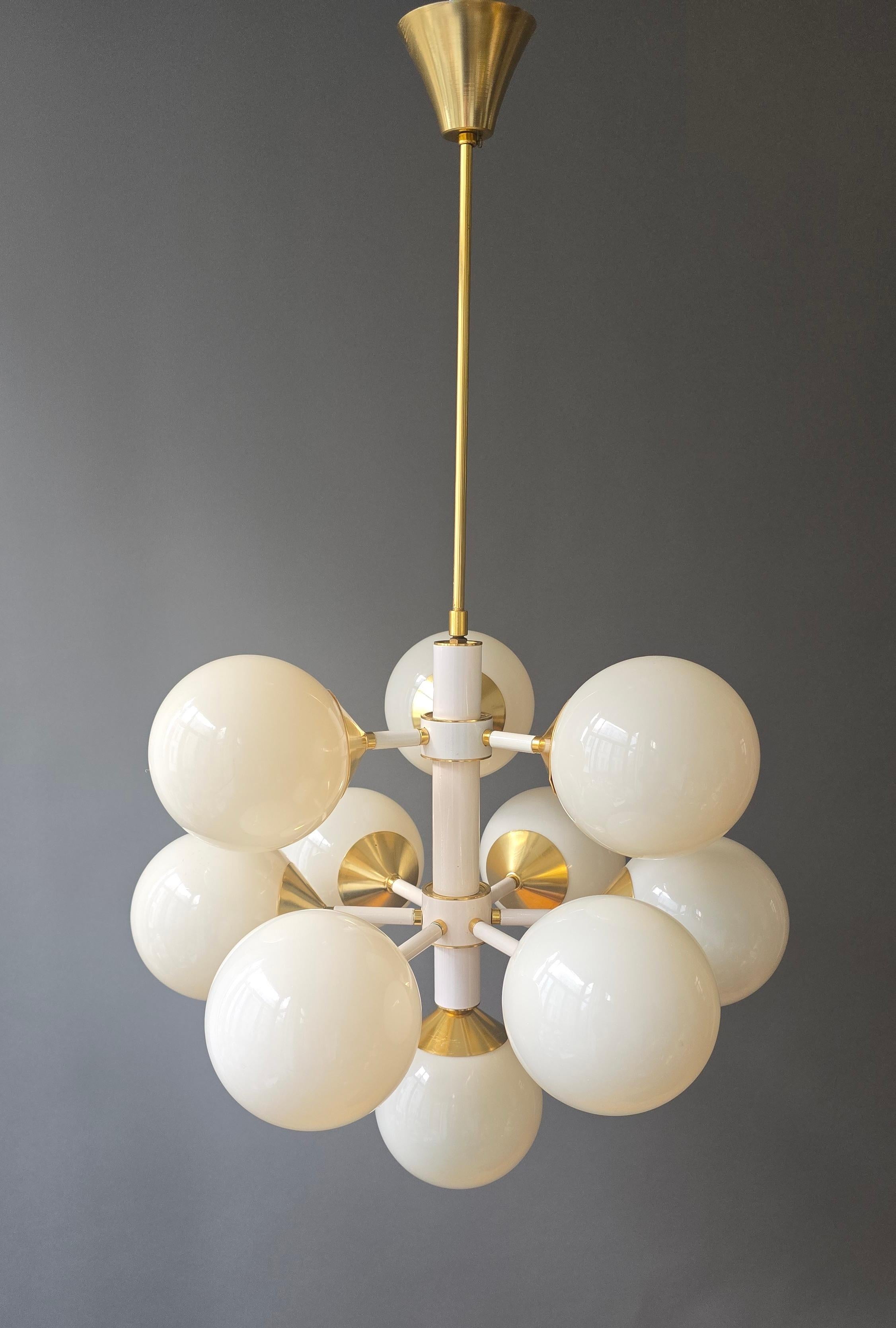 Großer italienischer 12-Licht-Sputnik-Kronleuchter in Weiß und Messing, 1970er Jahre (Space Age) im Angebot