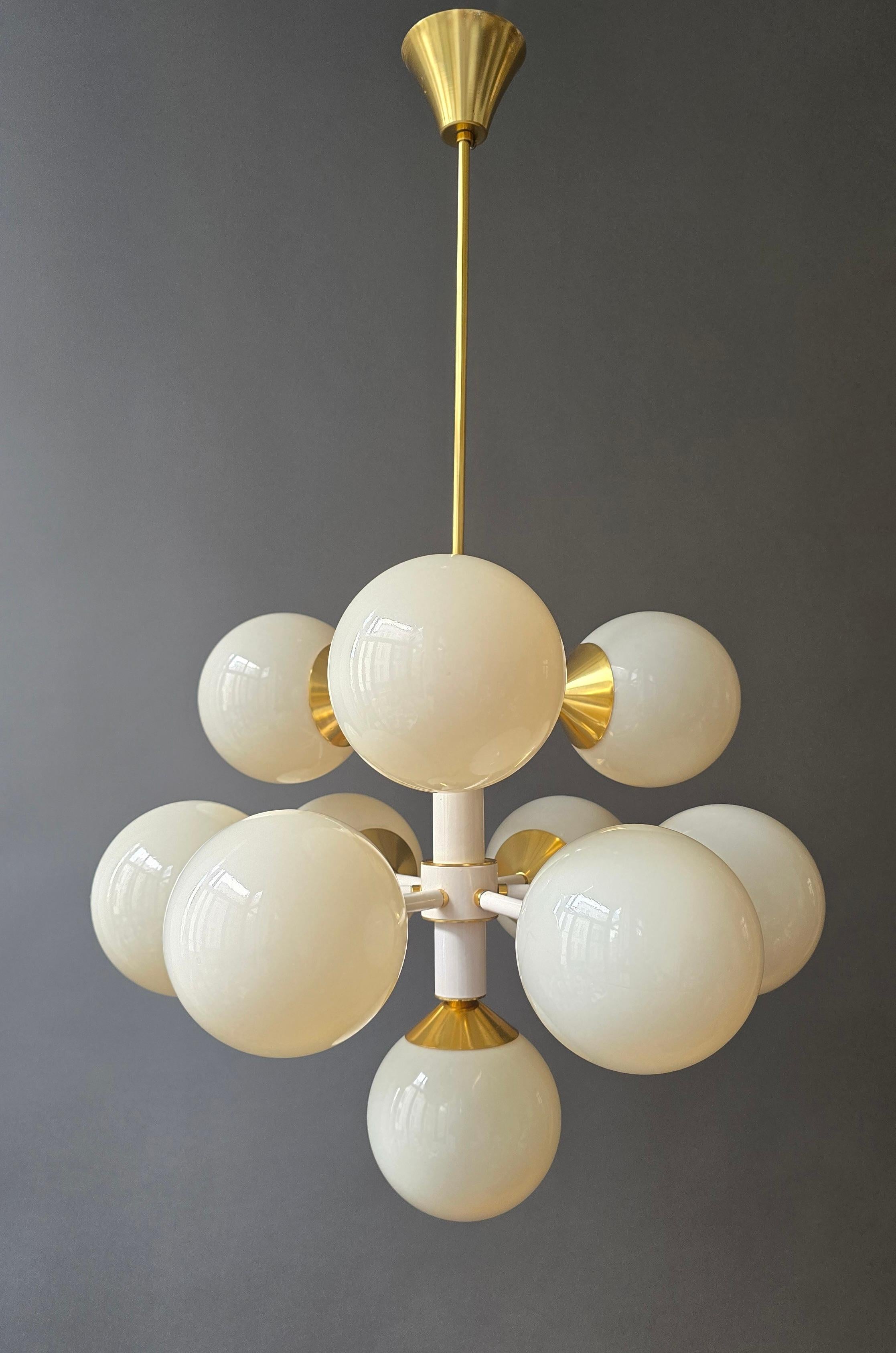 Großer italienischer 12-Licht-Sputnik-Kronleuchter in Weiß und Messing, 1970er Jahre (Italienisch) im Angebot