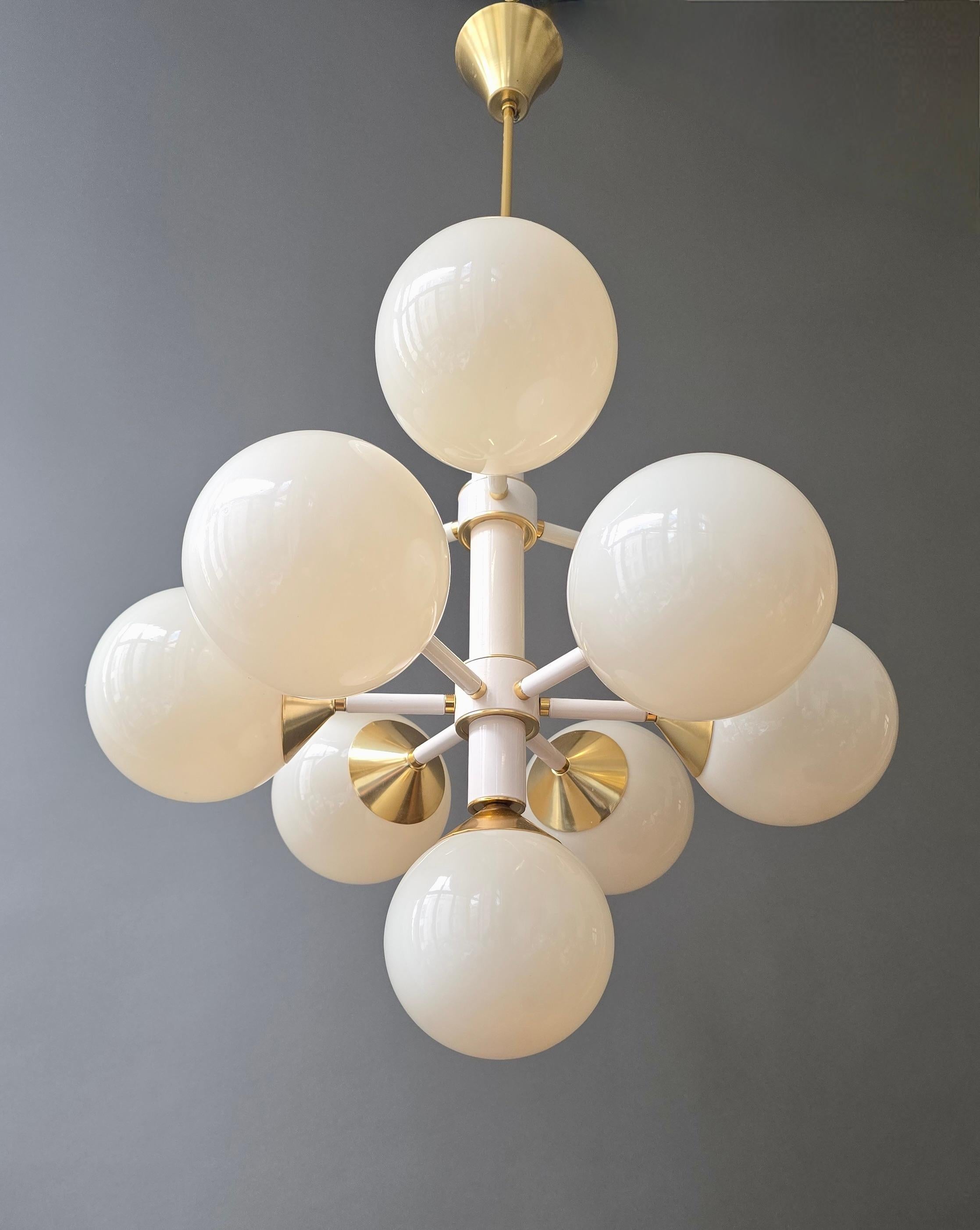 Großer italienischer 12-Licht-Sputnik-Kronleuchter in Weiß und Messing, 1970er Jahre im Zustand „Gut“ im Angebot in Antwerp, BE