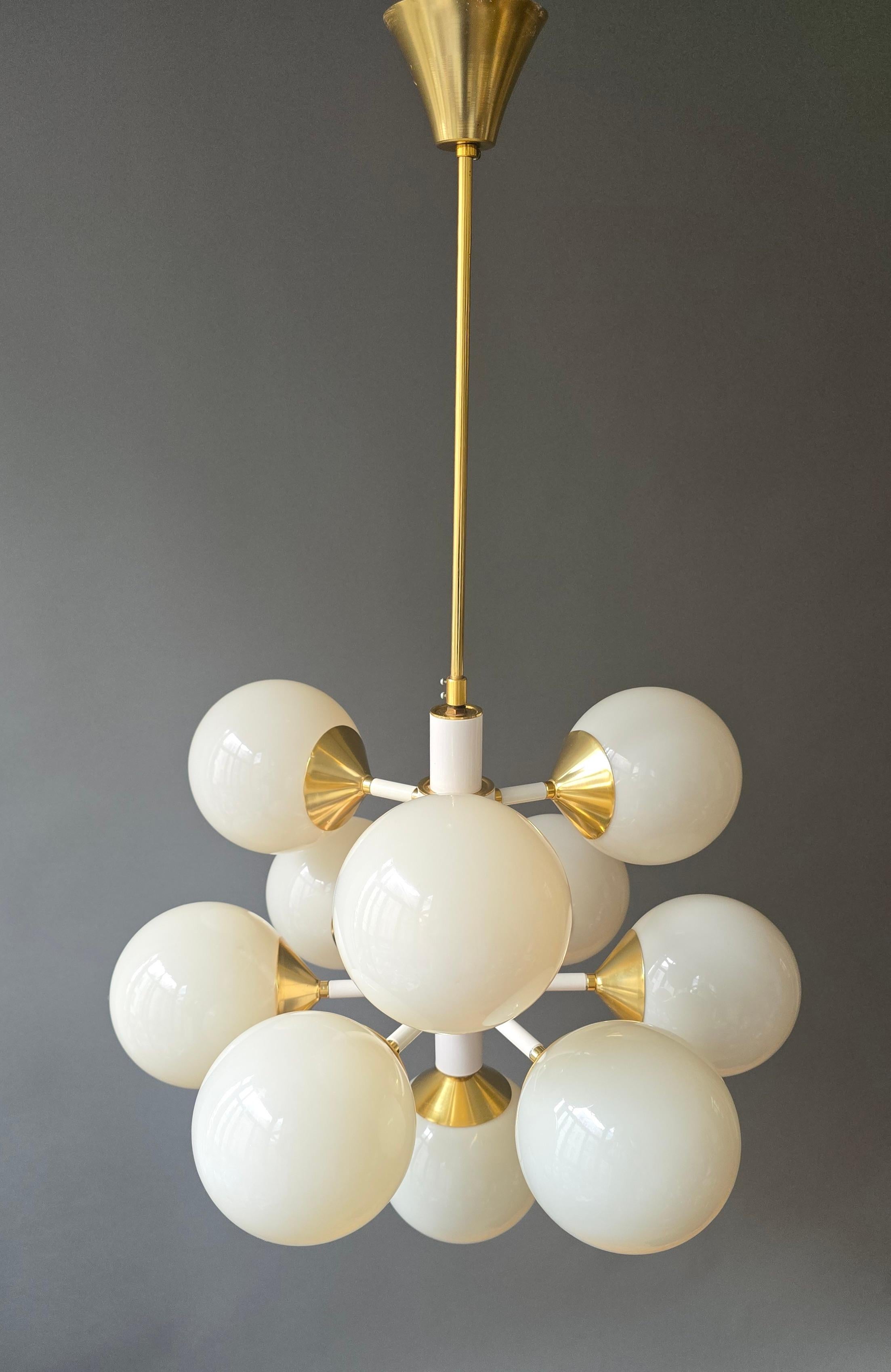 Großer italienischer 12-Licht-Sputnik-Kronleuchter in Weiß und Messing, 1970er Jahre (20. Jahrhundert) im Angebot