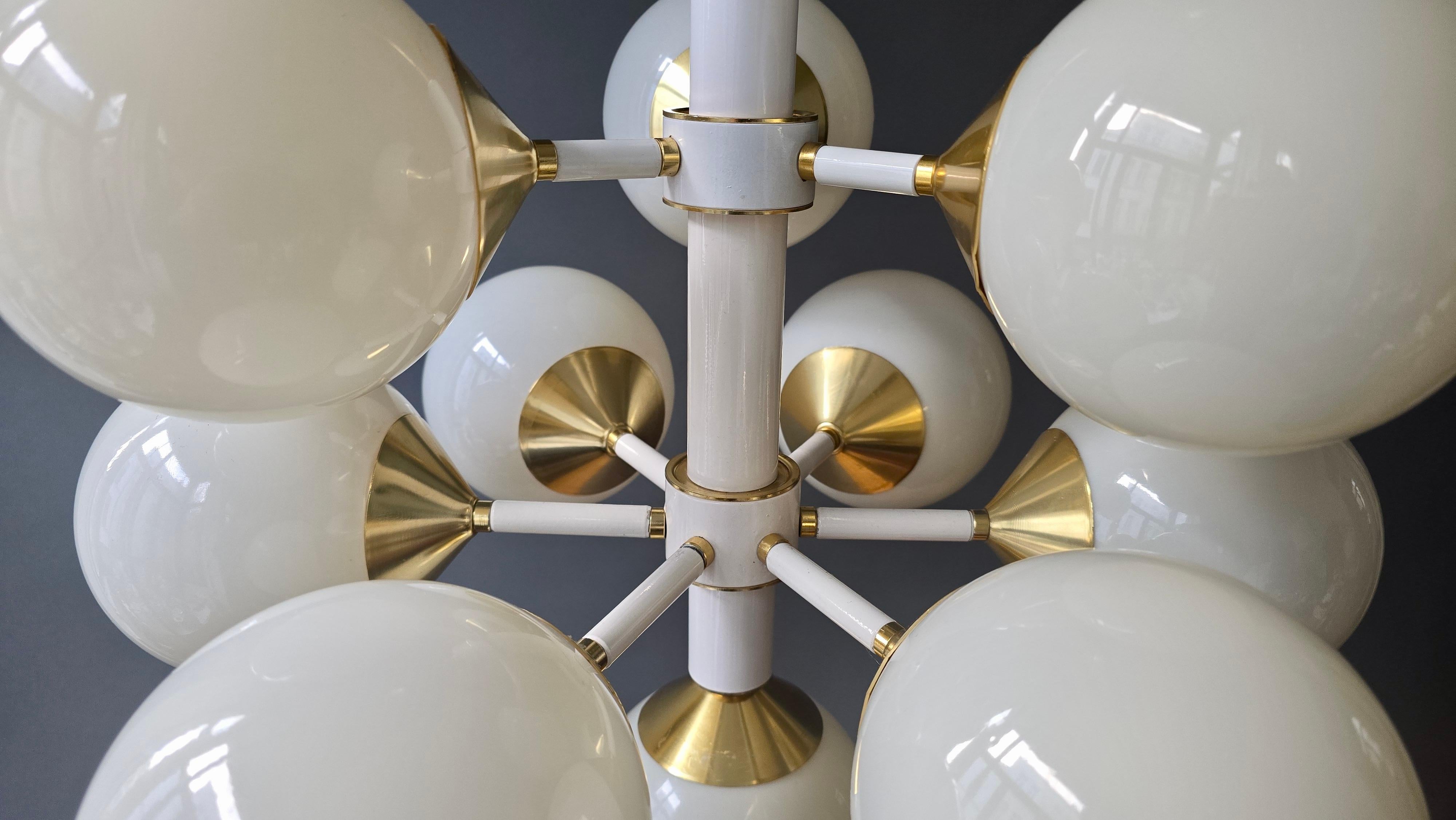 Großer italienischer 12-Licht-Sputnik-Kronleuchter in Weiß und Messing, 1970er Jahre im Angebot 1