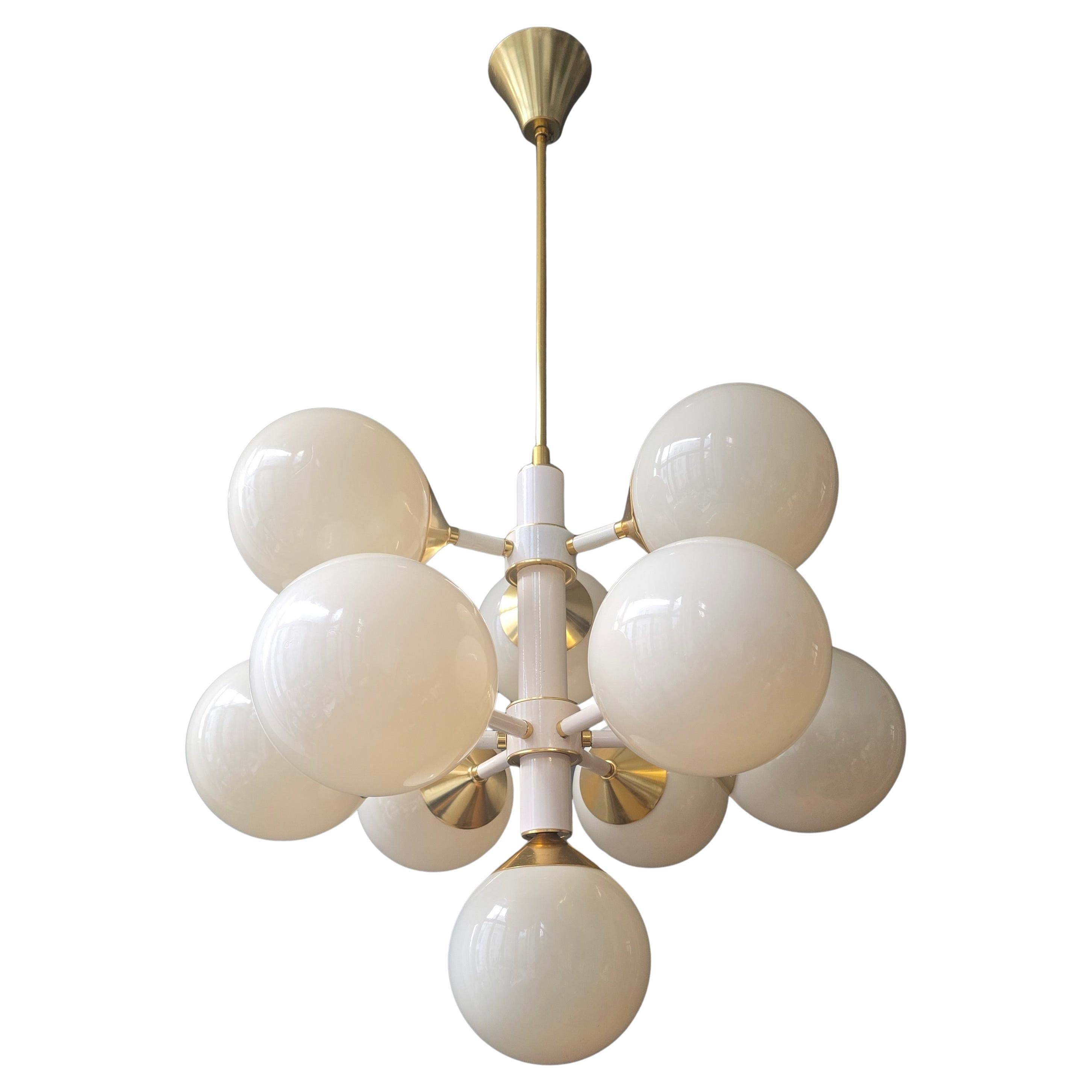 Grande lampadario italiano a 12 luci Sputnik in bianco e ottone, anni
70