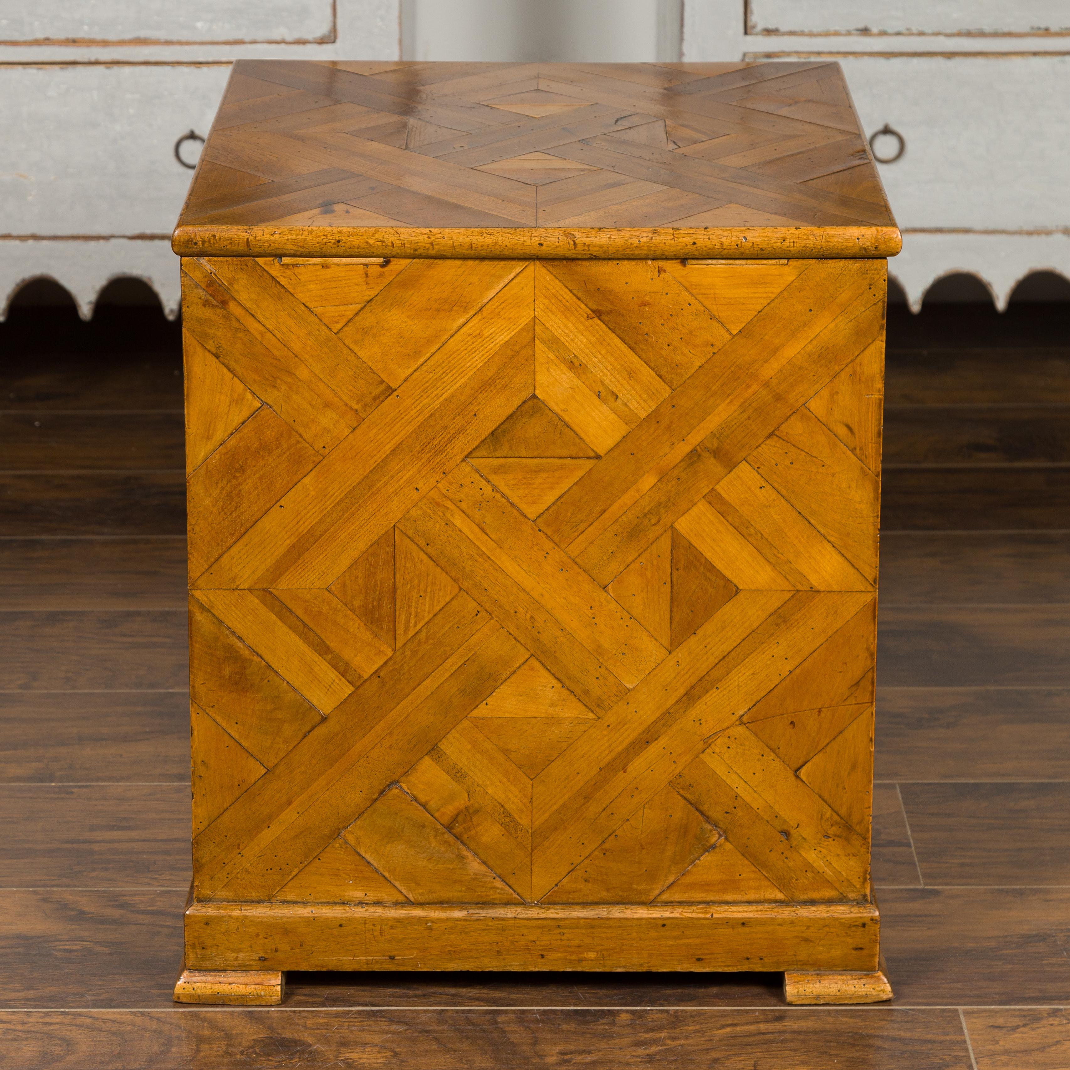 A large Italian walnut box from the early 19th century, with parquetry decor and wicker basket. Born in Italy during the first quarter of the 19th century, this box captures our attention with its large proportions and inlaid parquetry decor. The