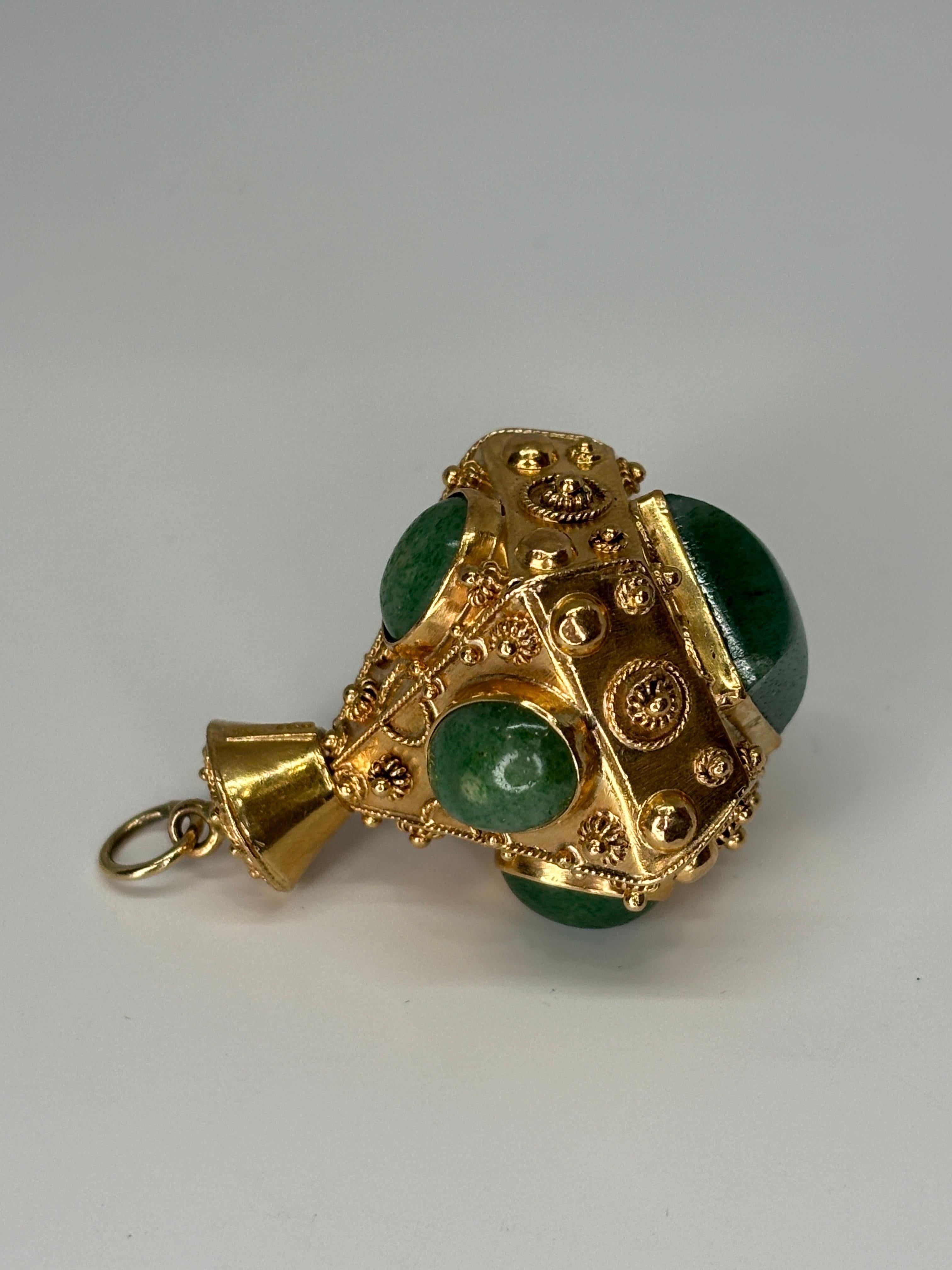 Großer italienischer 18 Karat Gold Aventurin Etruskischer Revival Uhren-Anhänger mit Knopfleiste Charme im Angebot 5