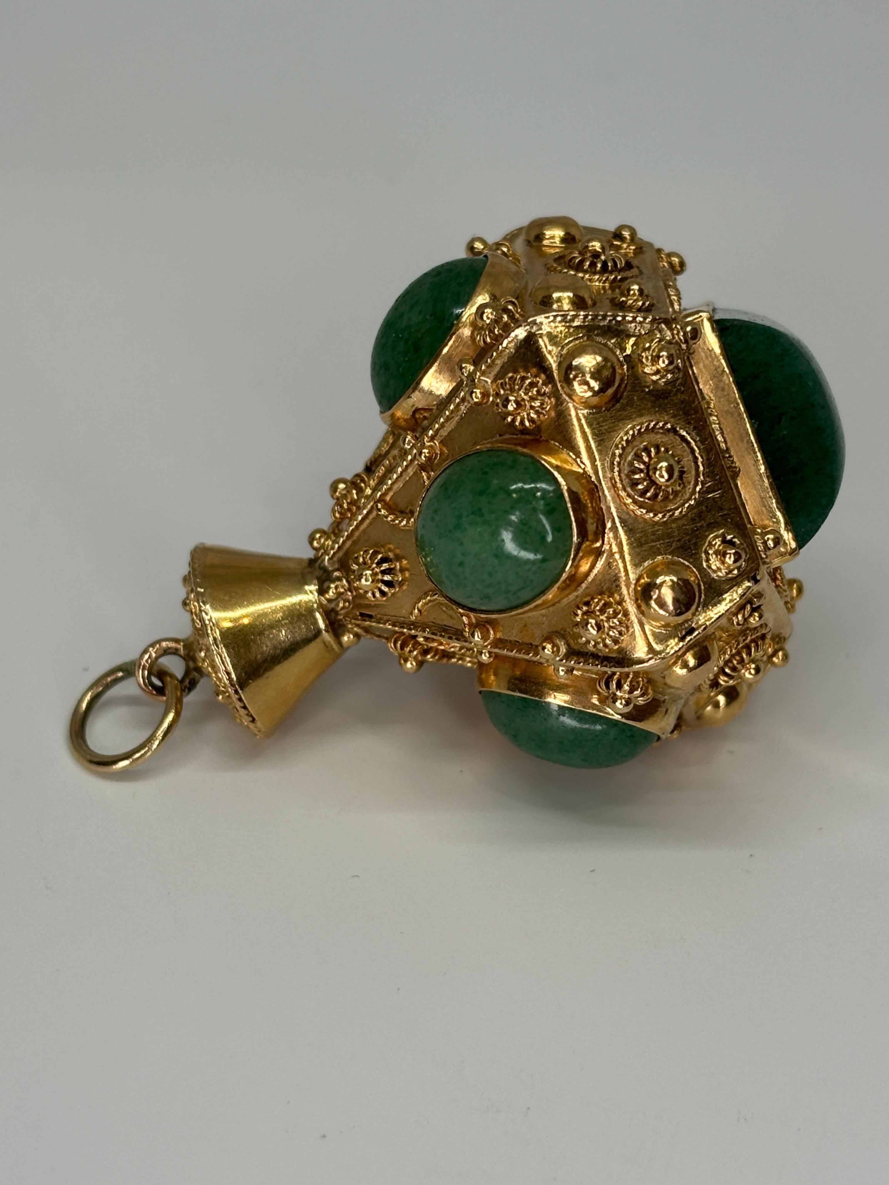Großer italienischer 18 Karat Gold Aventurin Etruskischer Revival Uhren-Anhänger mit Knopfleiste Charme im Angebot 11