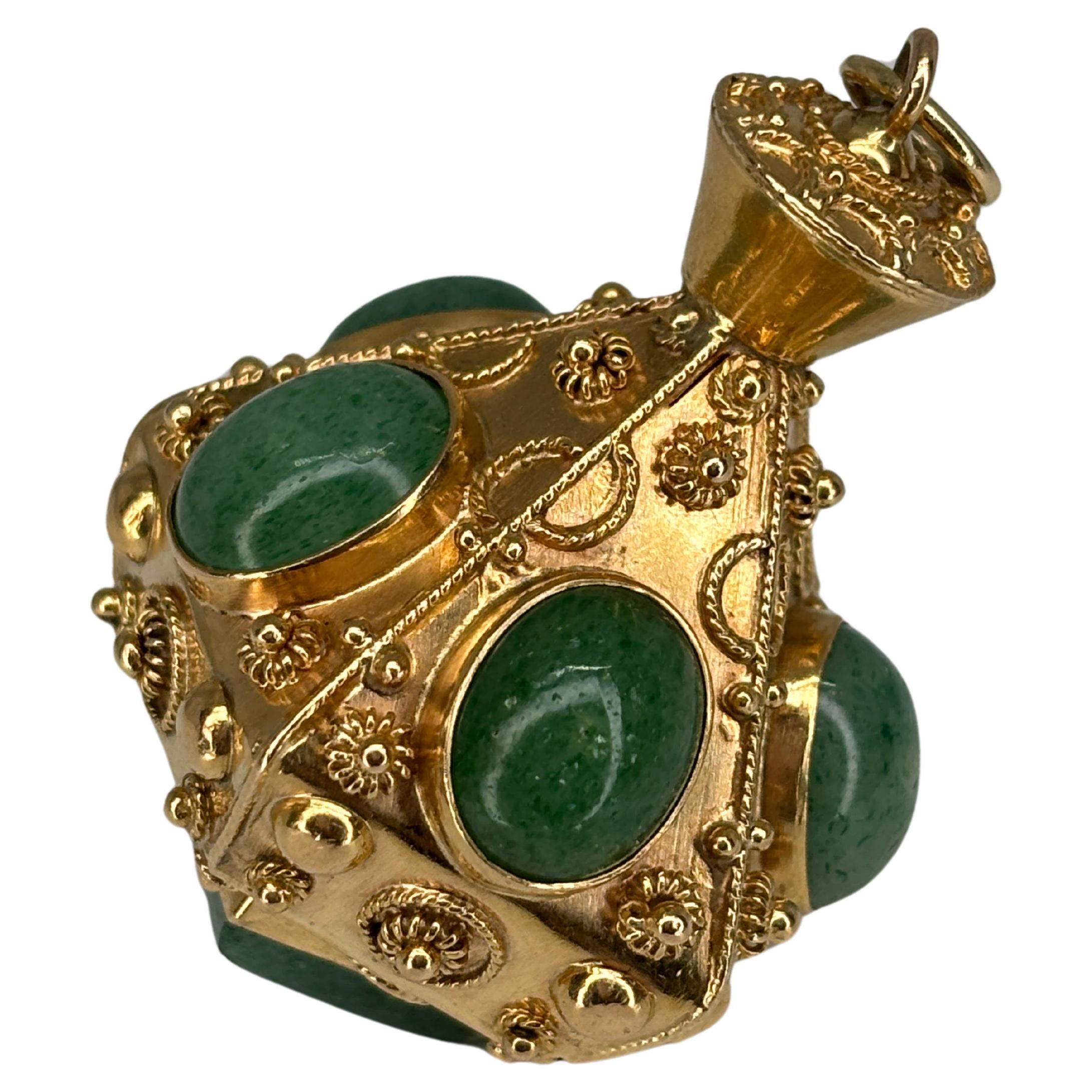 Großer italienischer 18 Karat Gold Aventurin Etruskischer Revival Uhren-Anhänger mit Knopfleiste Charme (Neoetruskisch) im Angebot