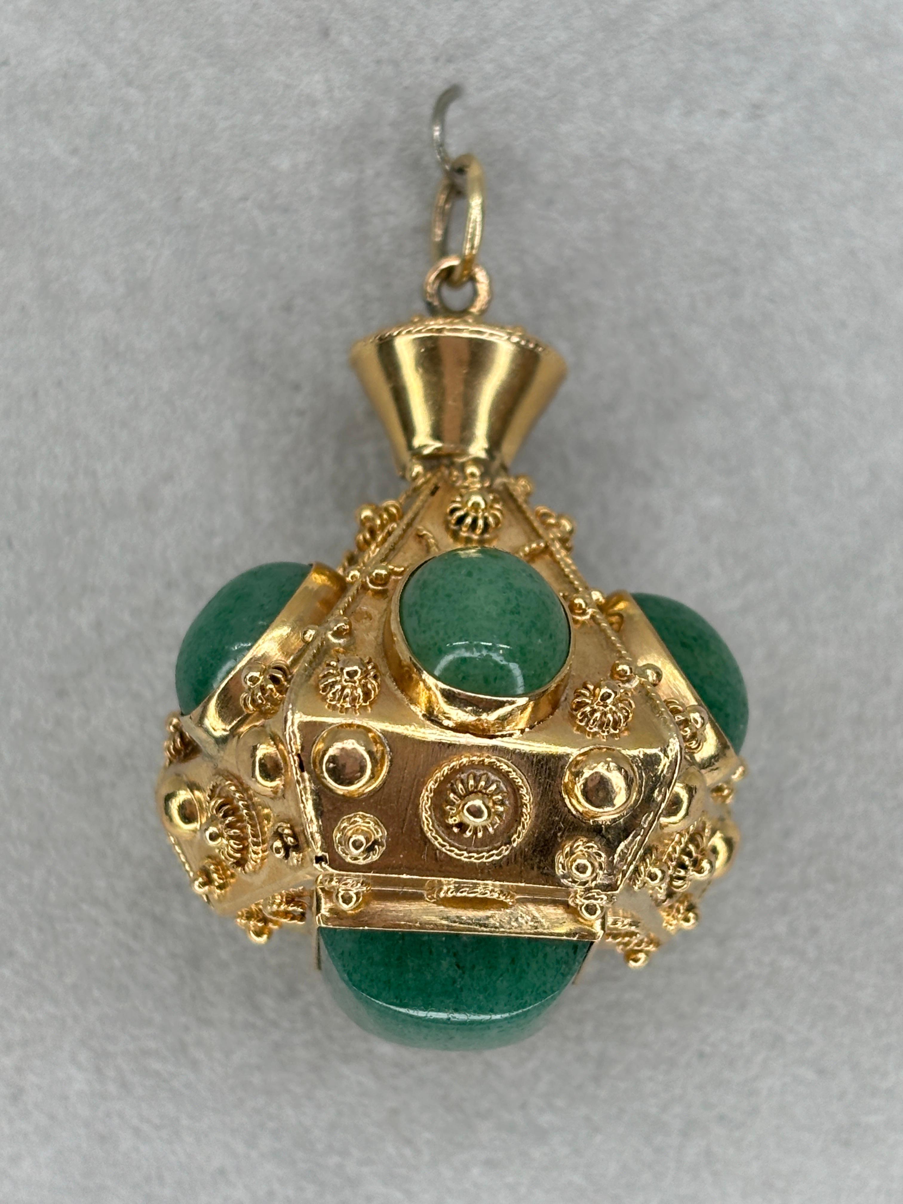 Großer italienischer 18 Karat Gold Aventurin Etruskischer Revival Uhren-Anhänger mit Knopfleiste Charme für Damen oder Herren im Angebot