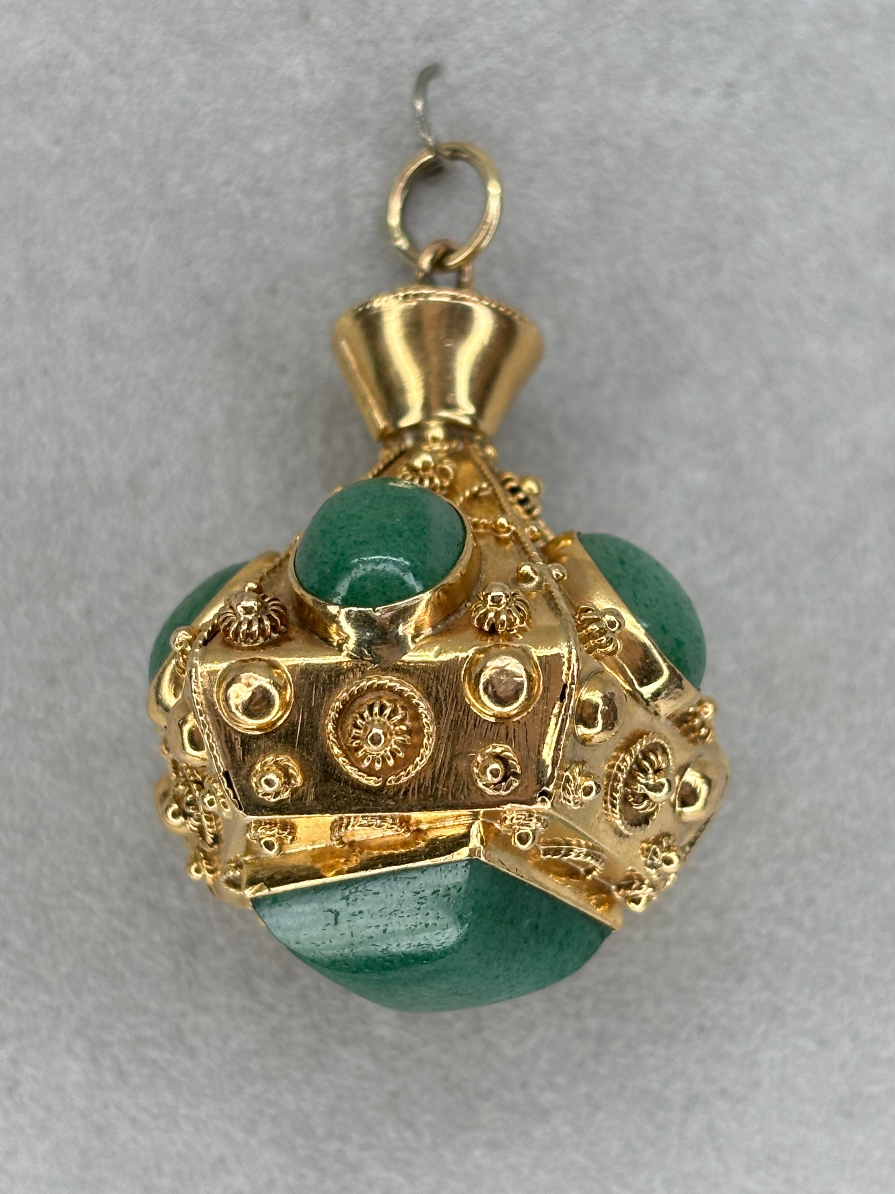 Großer italienischer 18 Karat Gold Aventurin Etruskischer Revival Uhren-Anhänger mit Knopfleiste Charme im Angebot 1