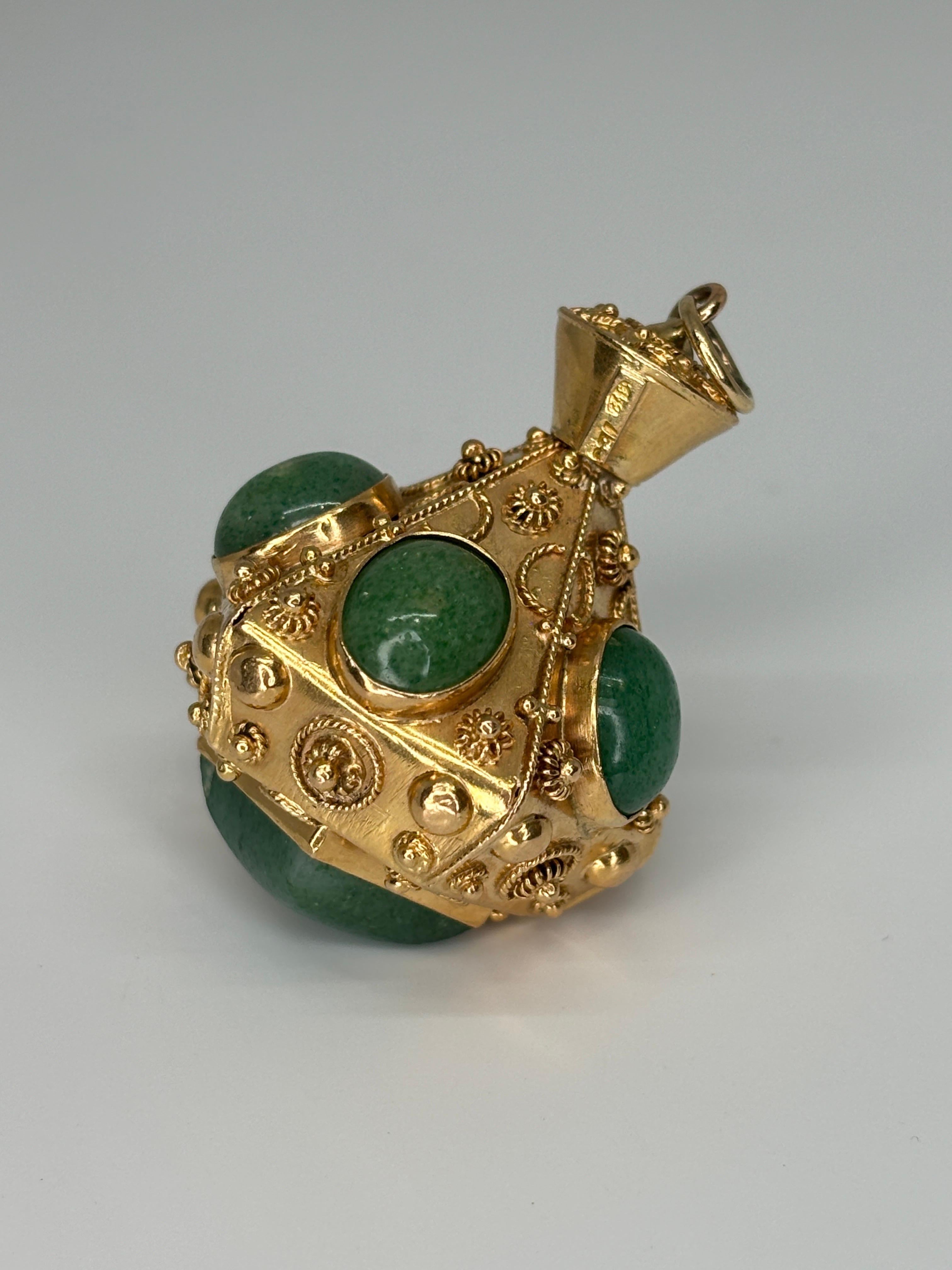 Großer italienischer 18 Karat Gold Aventurin Etruskischer Revival Uhren-Anhänger mit Knopfleiste Charme im Angebot 2