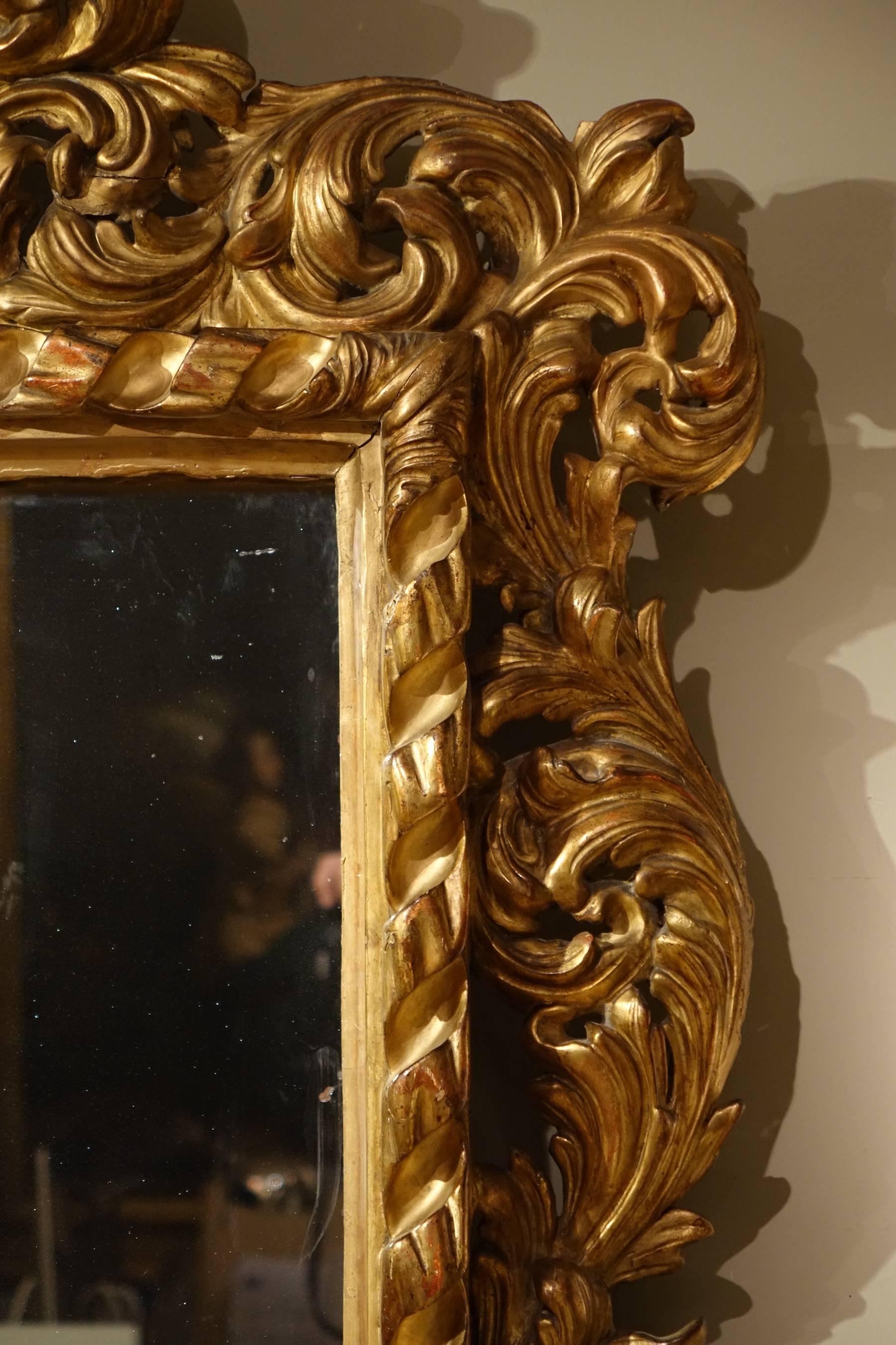 Large Italian 18th Century Carved Giltwood Mirror In Good Condition In Paris, FR