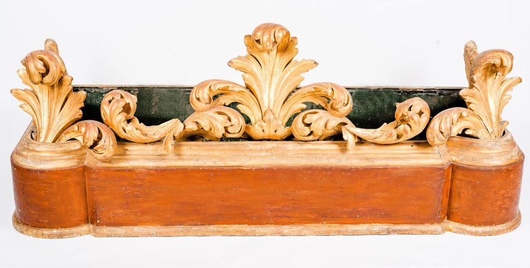 With rectangular form frame and finely carved acanthus leaf.
Original liner is tin.
 Provenience from Aristocratic family of Tuscany.
