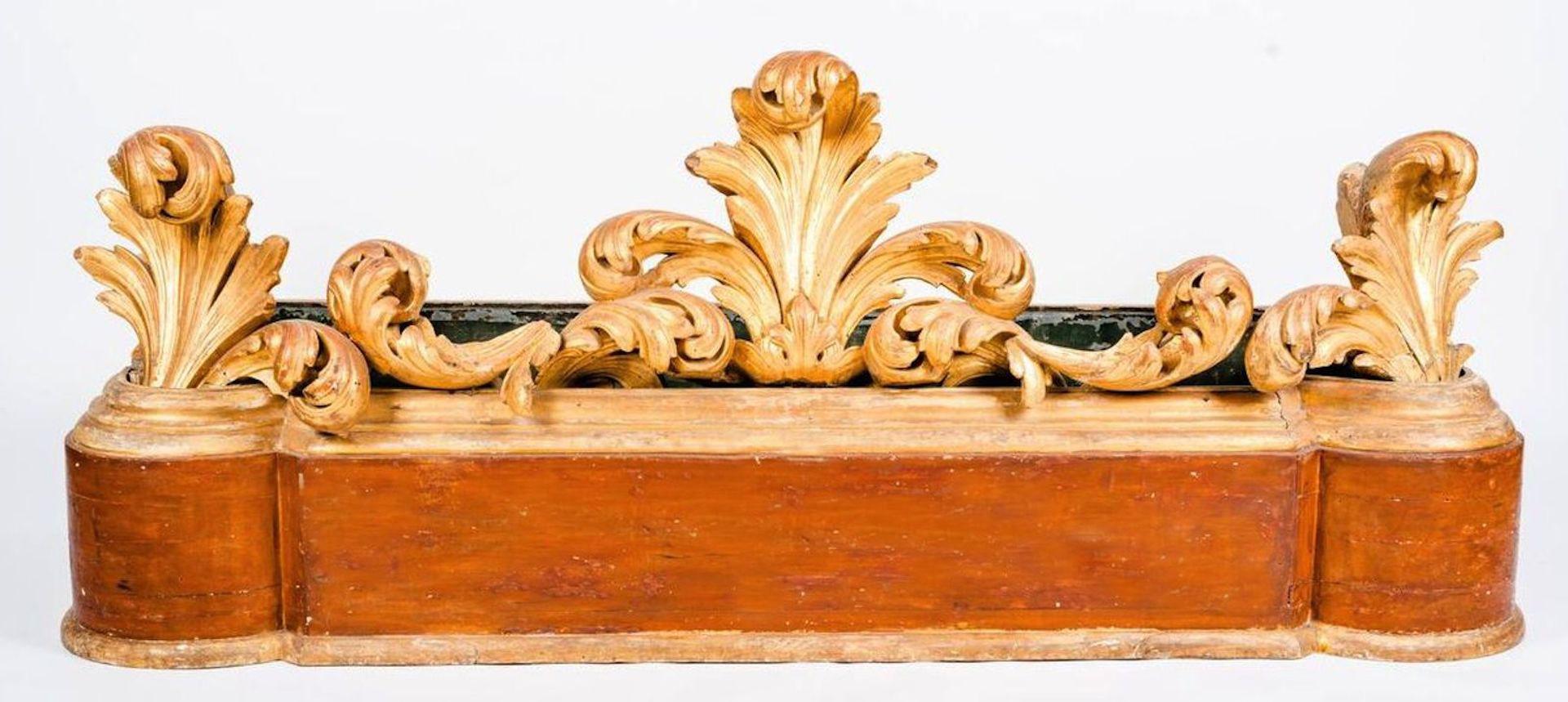 Large Italian 18th Century Giltwood Jardinière or Planter For Sale 4