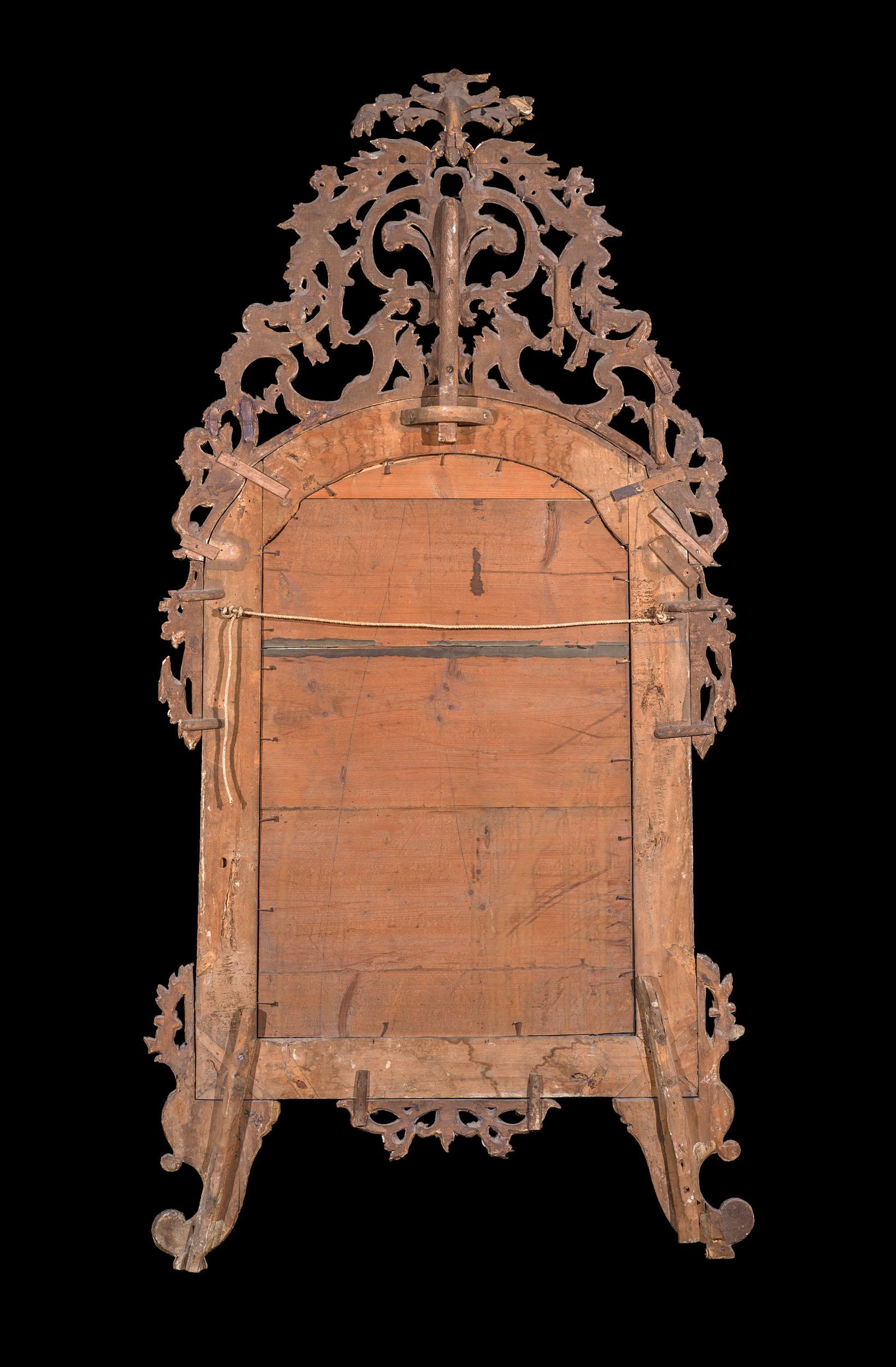 Stile Adam Grande specchio italiano in legno dorato del XVIII secolo proveniente dal Piemonte in vendita