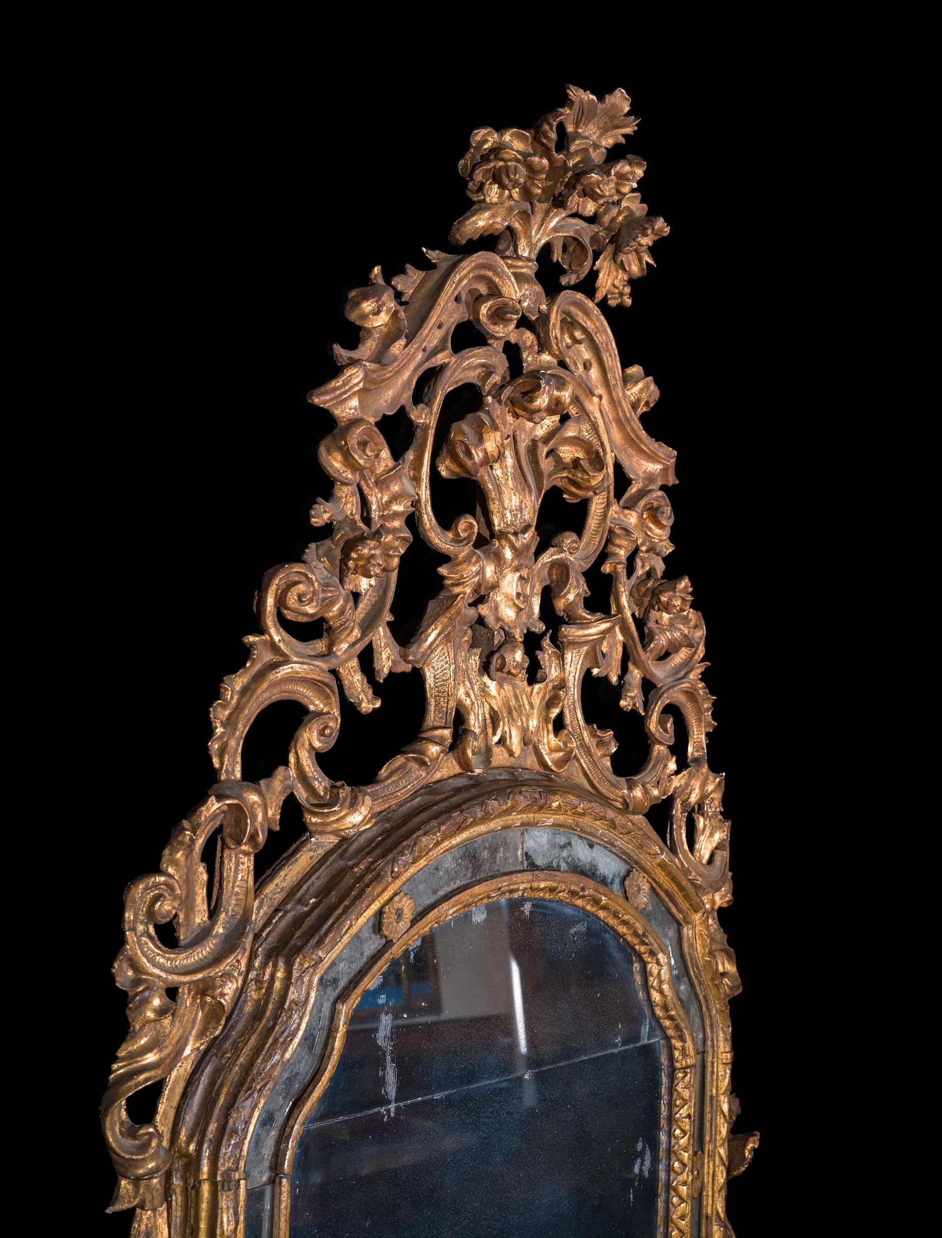 Italiano Grande specchio italiano in legno dorato del XVIII secolo proveniente dal Piemonte in vendita