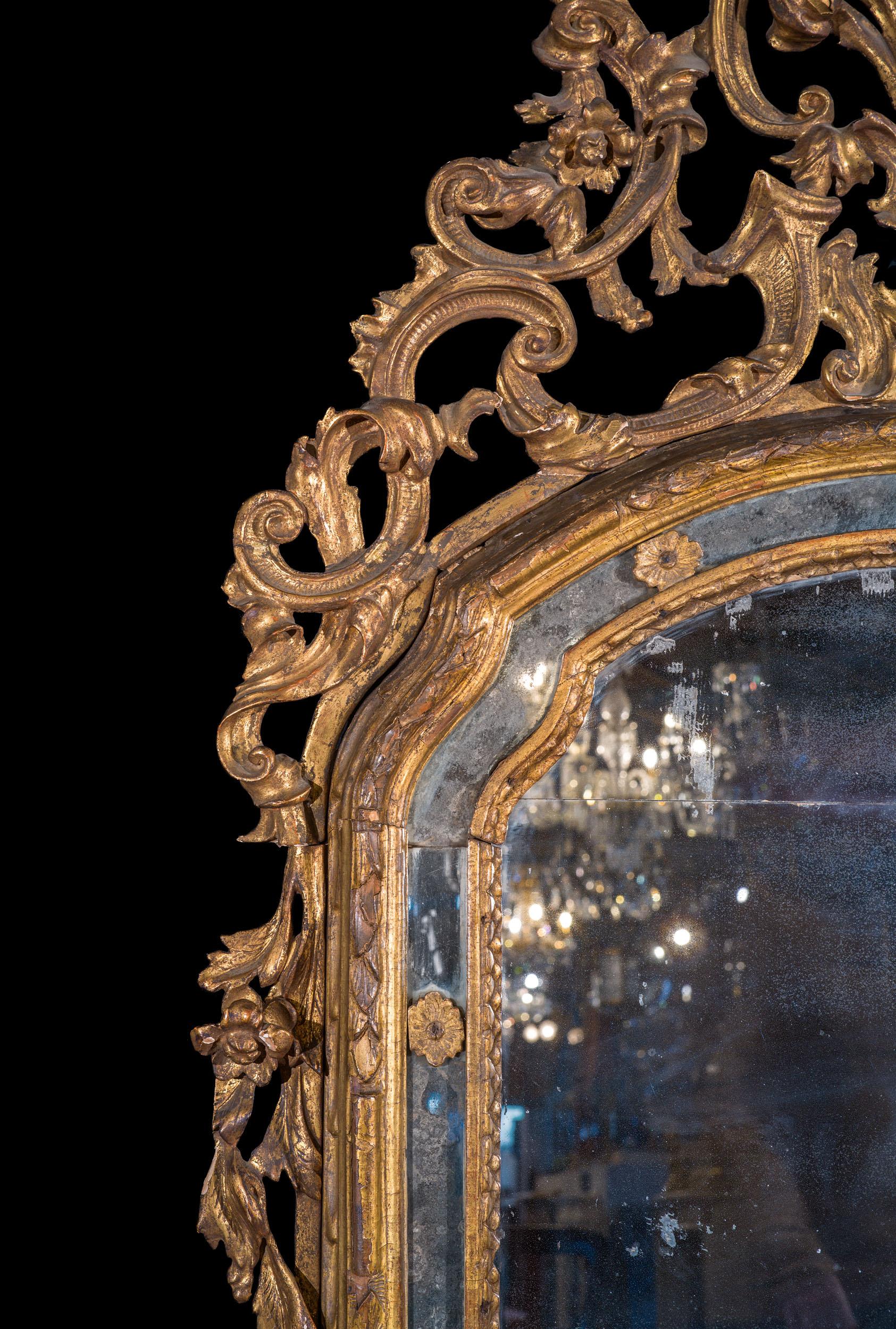 Grande specchio italiano in legno dorato del XVIII secolo proveniente dal Piemonte In condizioni buone in vendita a London, GB