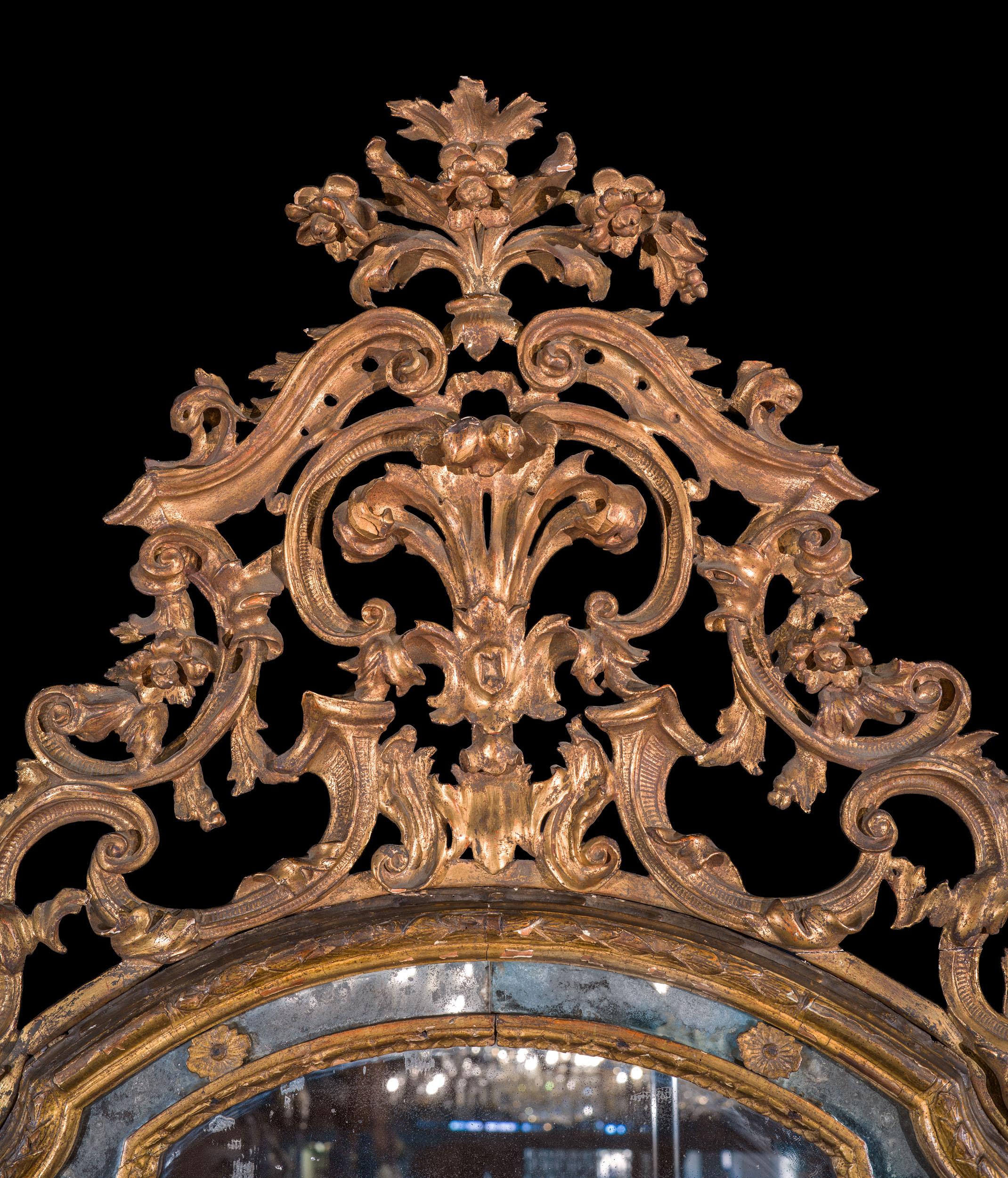 Legno dorato Grande specchio italiano in legno dorato del XVIII secolo proveniente dal Piemonte in vendita