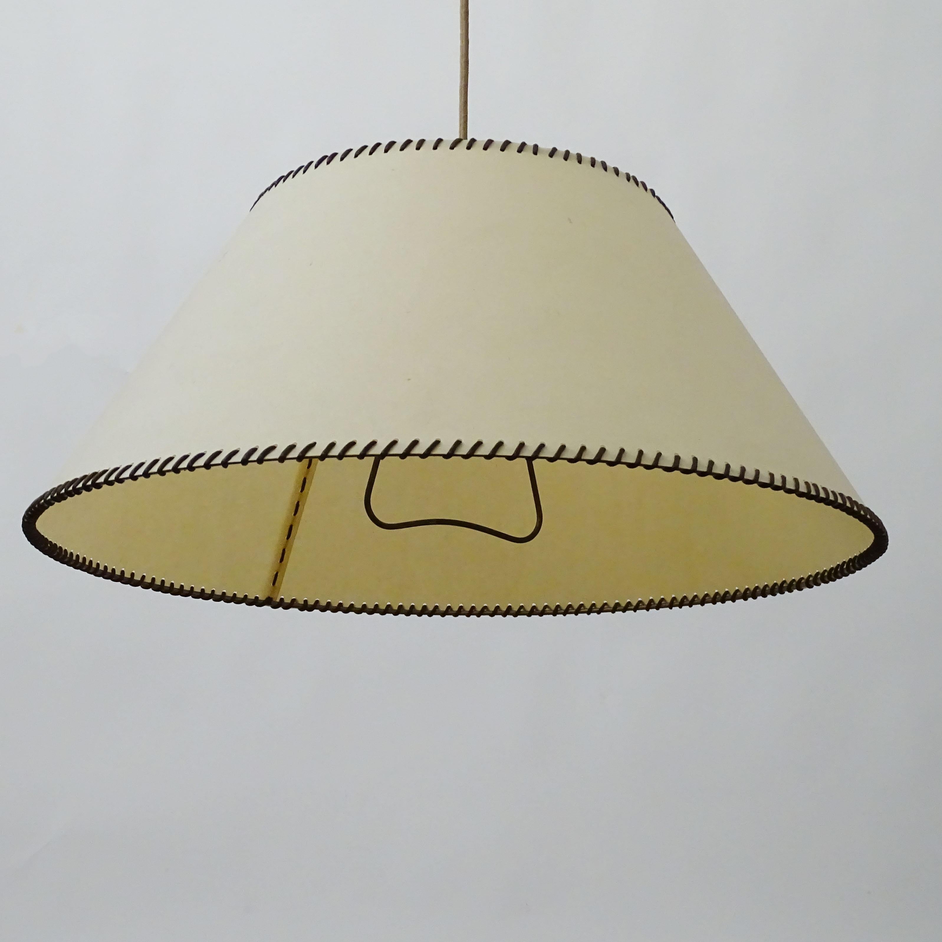 Gran aplique extensible italiano de latón de los años 40. La Casa & Giardino de Milán fabricó ejemplos similares, habituales en los interiores de Gio Ponti.
Medidas de la pantalla Diámetro 54 cm
Extensión máxima de la lámpara 125 cm.