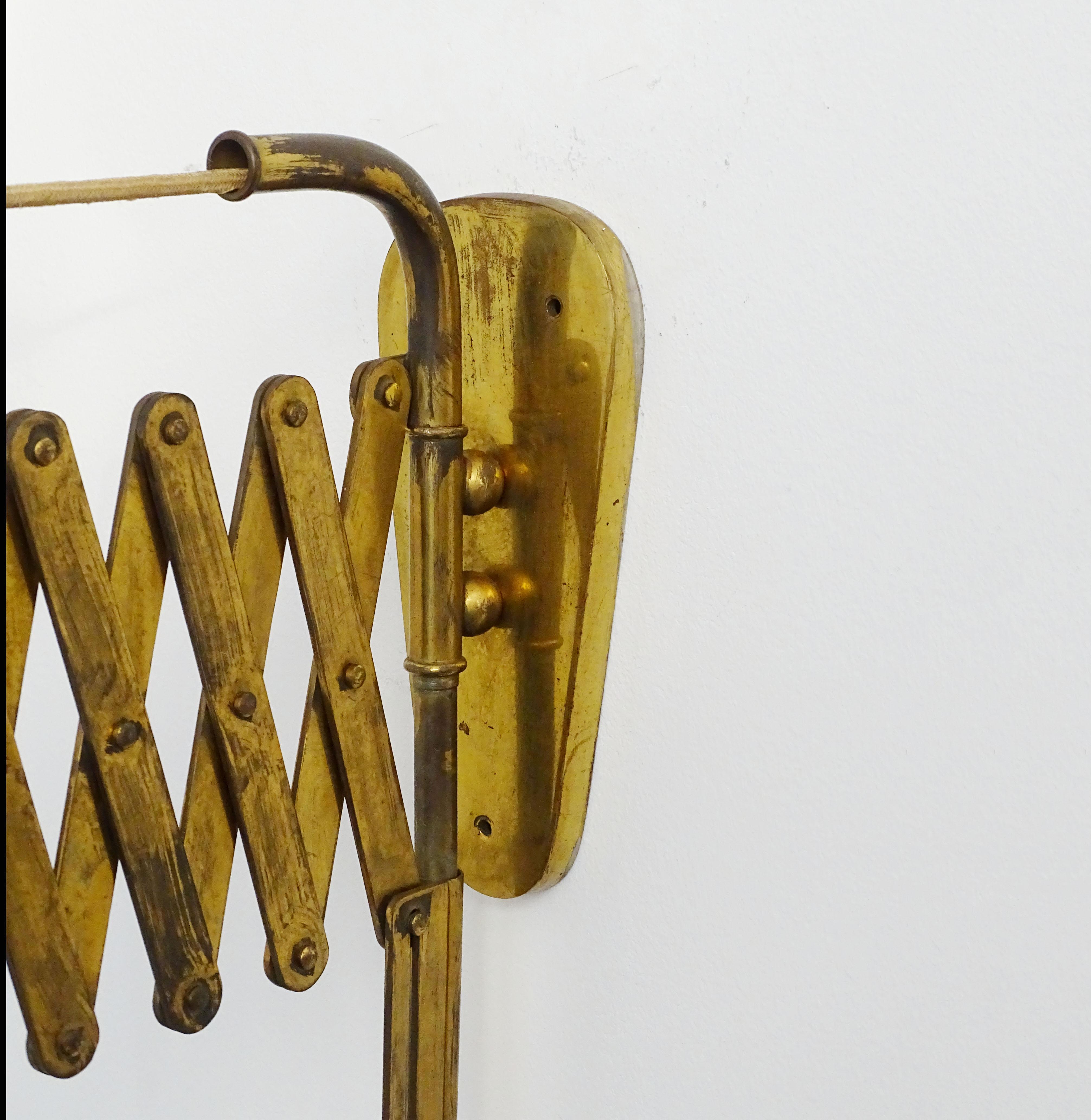 Gran aplique extensible italiano de latón de los años 40 Moderno de mediados de siglo en venta