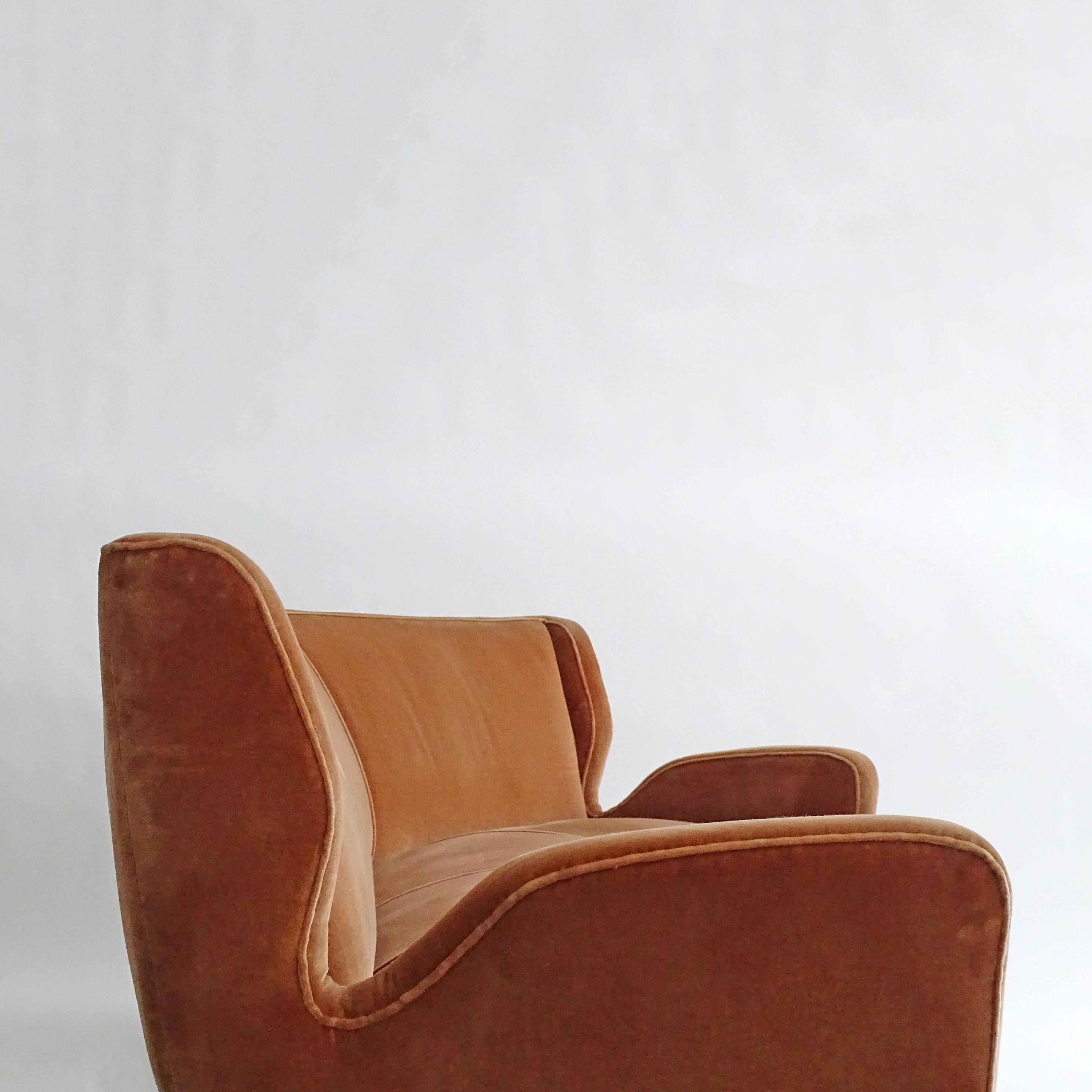 Large Italian 1950s Angular Sofa in Peach Velvet In Good Condition For Sale In Milan, IT