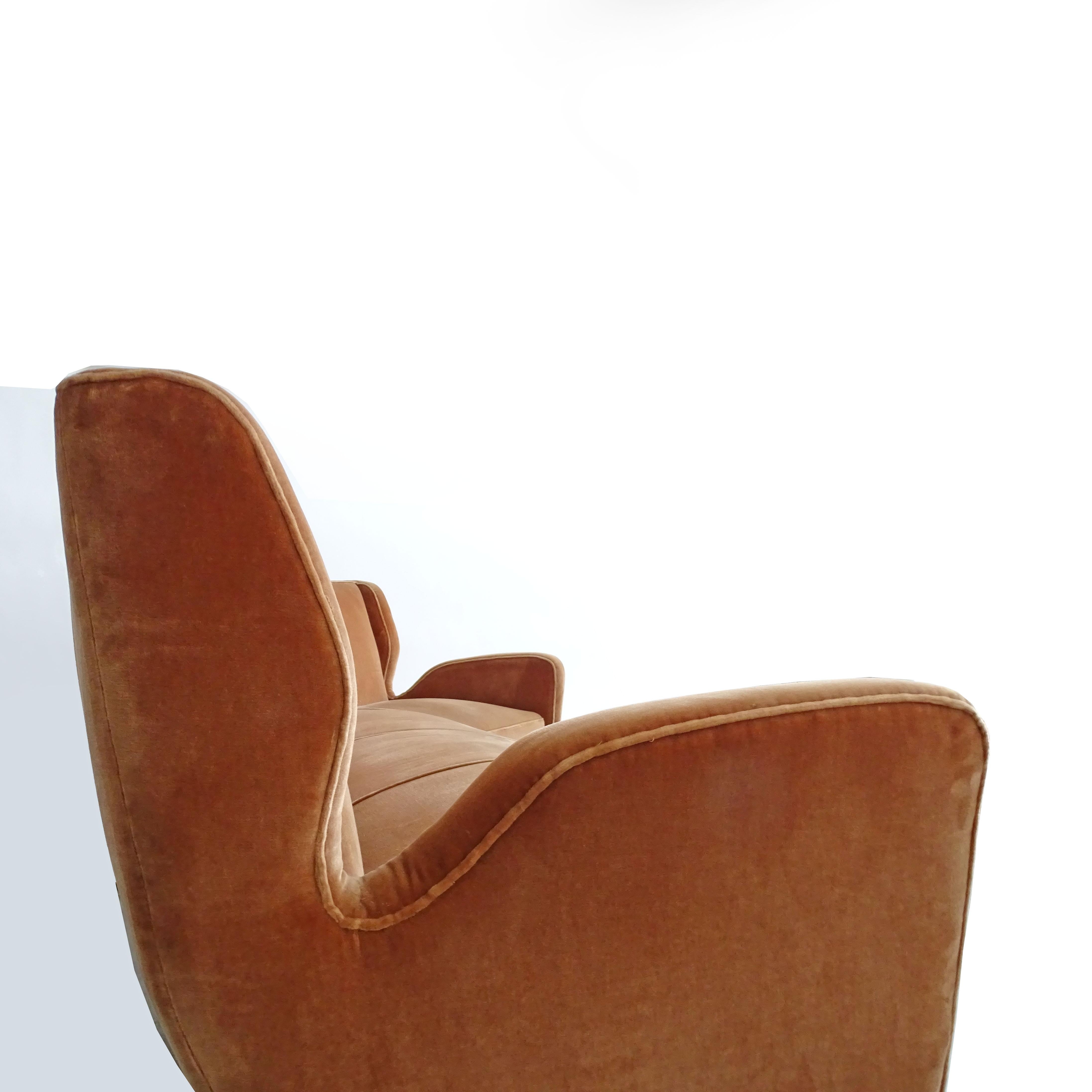 Large Italian 1950s Angular Sofa in Peach Velvet For Sale 1