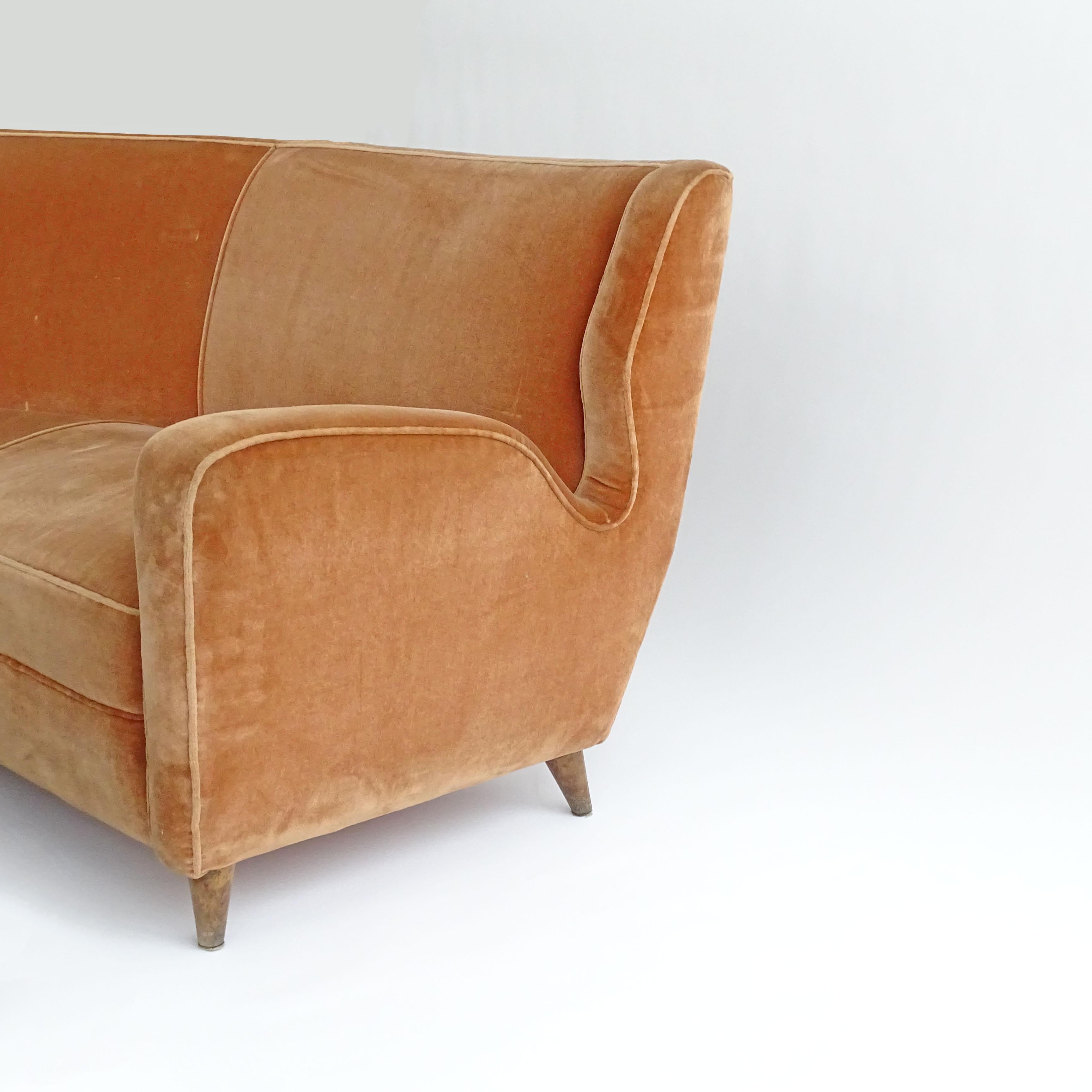 Large Italian 1950s Angular Sofa in Peach Velvet For Sale 2