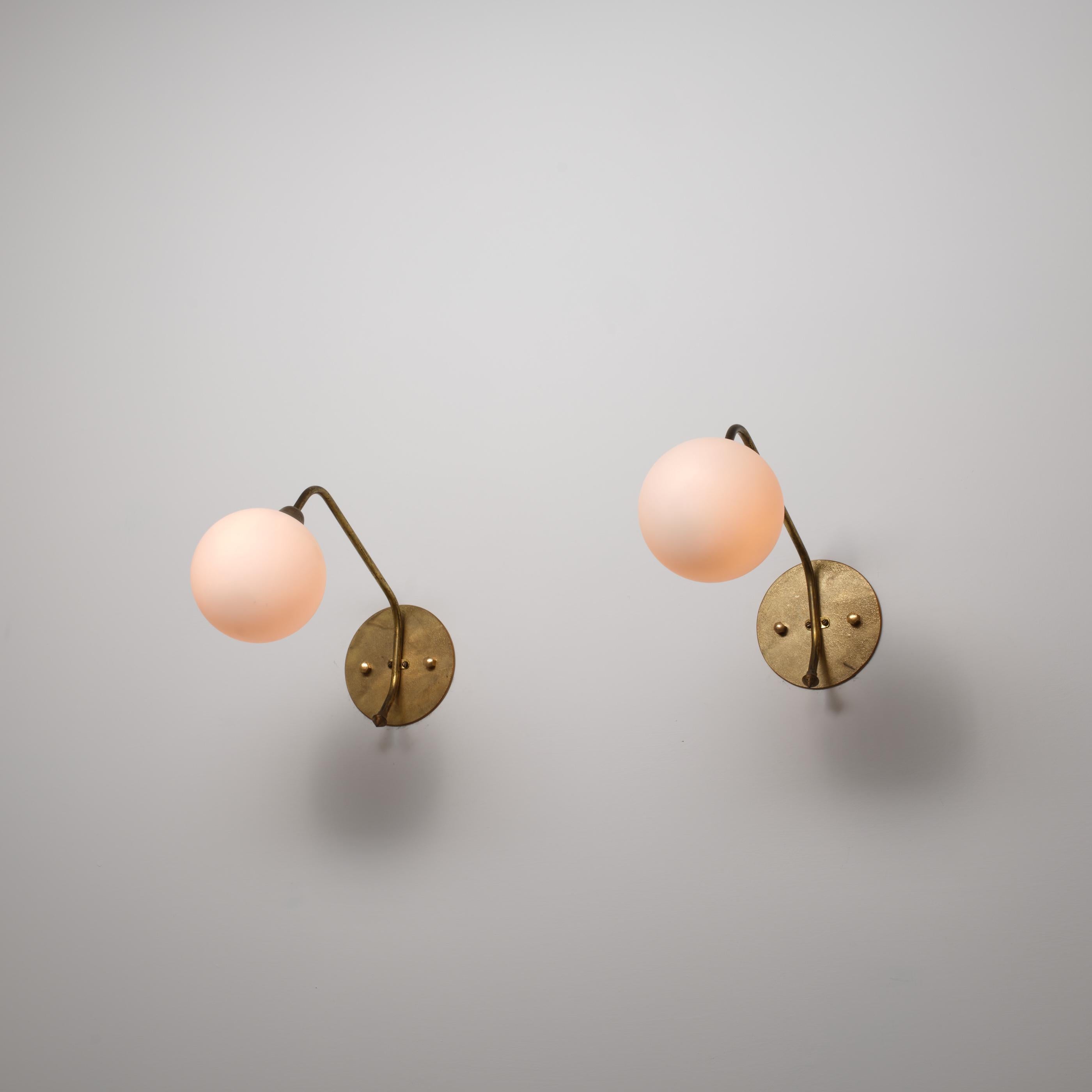 Pareja de grandes apliques italianos de latón y cristal opalino de los años 50 en venta 3