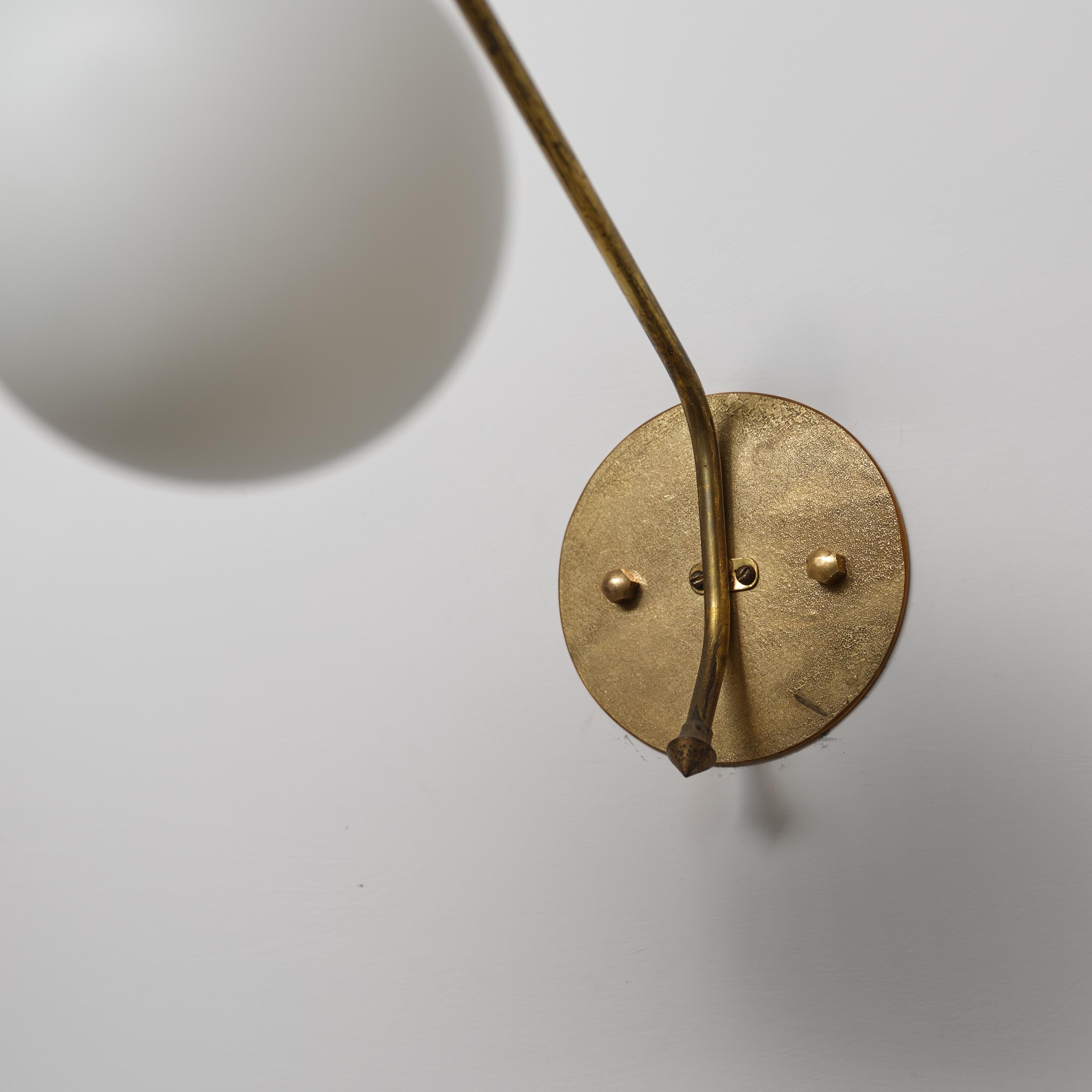 Pareja de grandes apliques italianos de latón y cristal opalino de los años 50 en venta 4