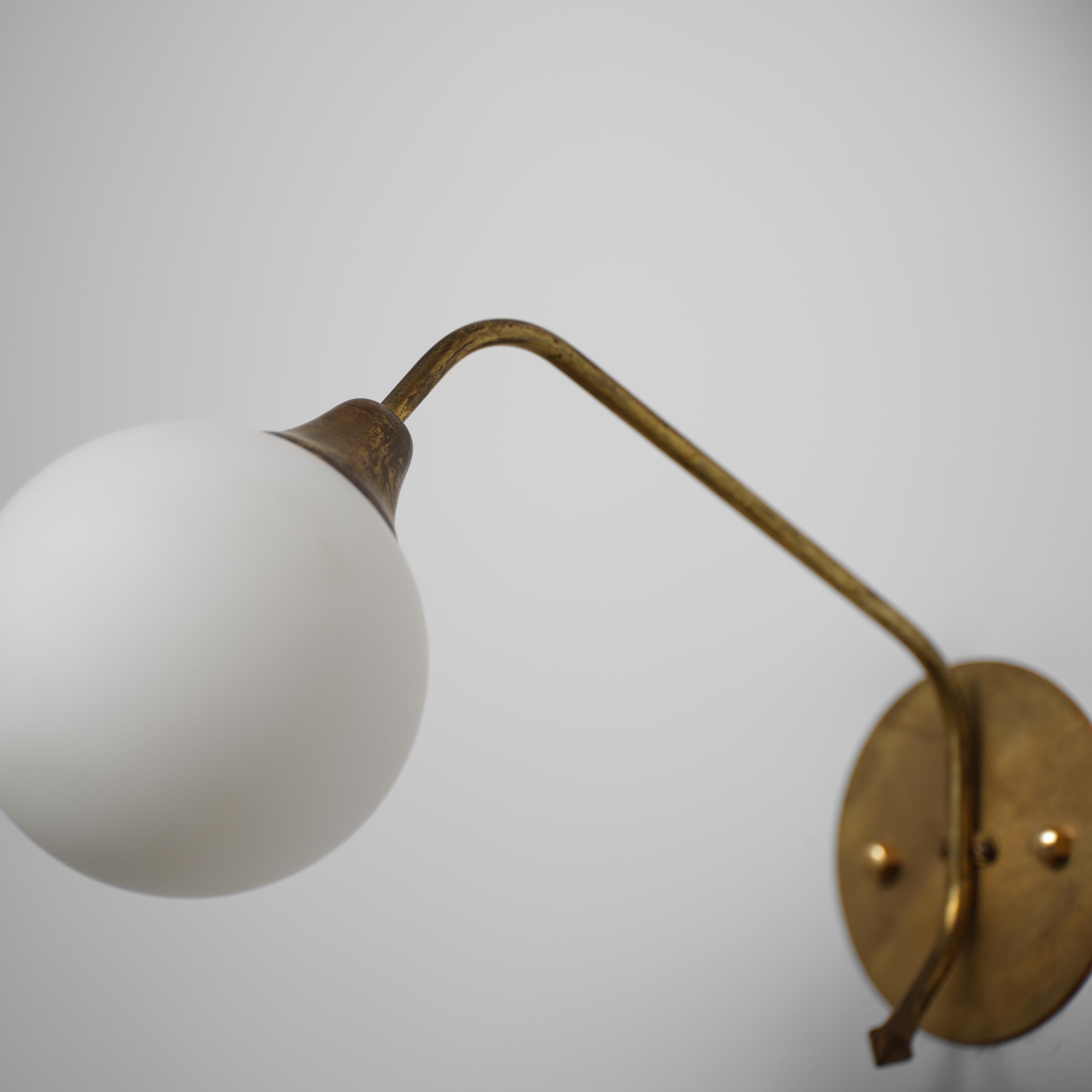 Pareja de grandes apliques italianos de latón y cristal opalino de los años 50 en venta 5