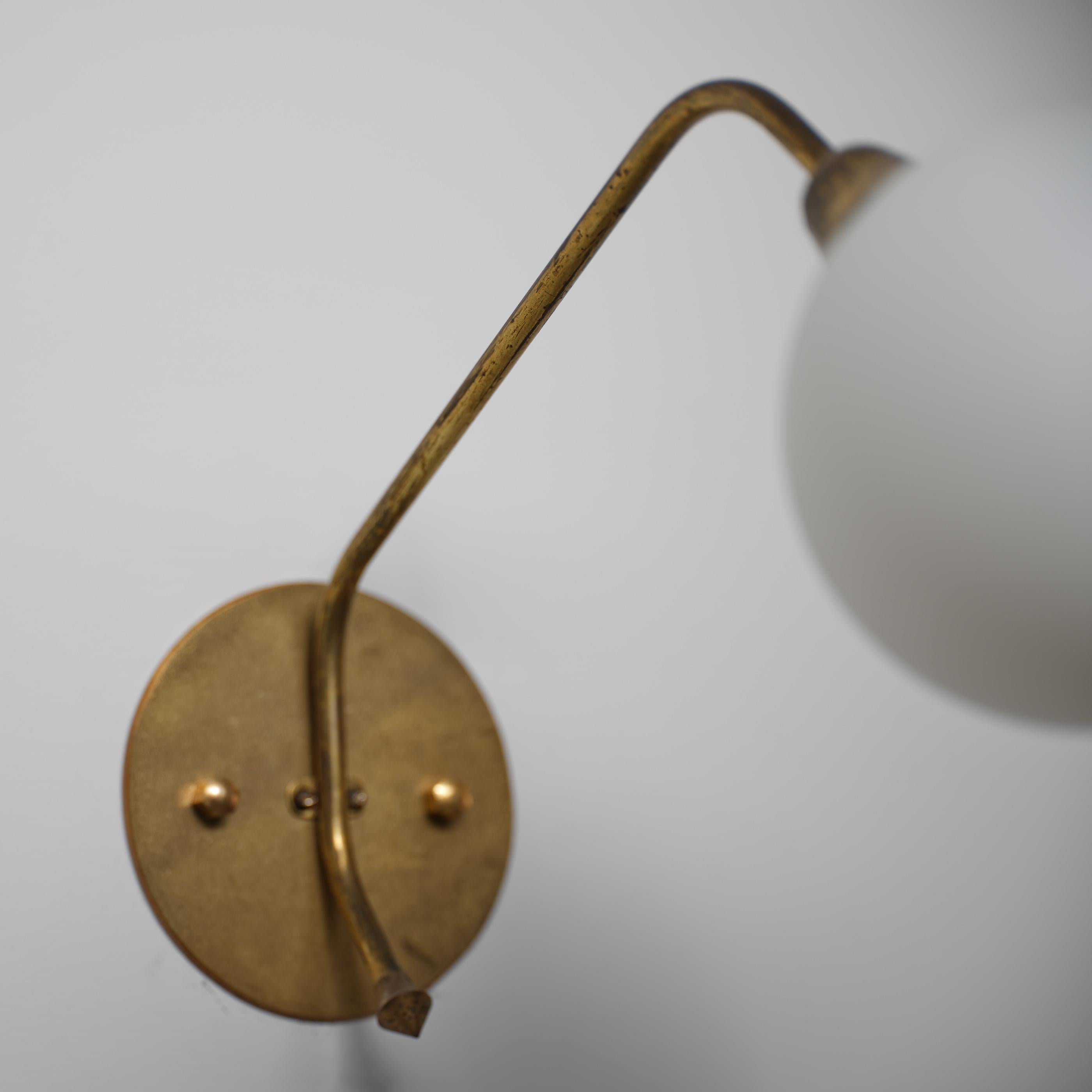 Pareja de grandes apliques italianos de latón y cristal opalino de los años 50 en Bueno estado para la venta en Rome, IT