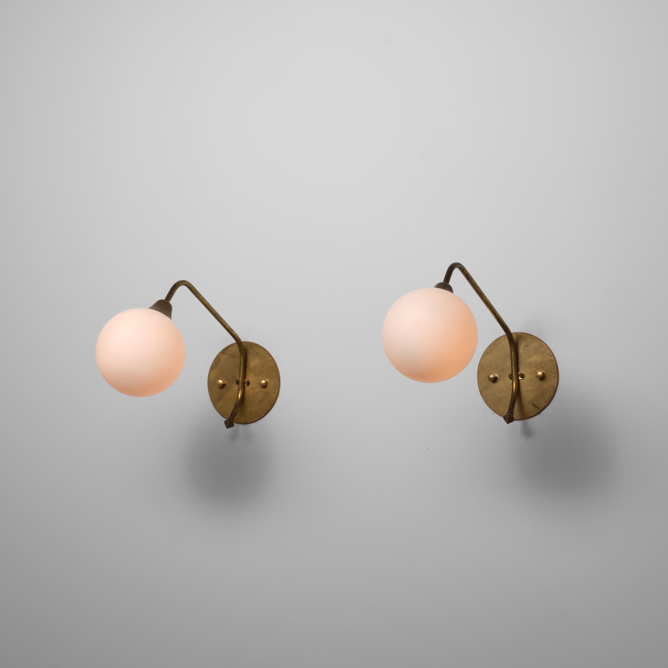 Pareja de grandes apliques italianos de latón y cristal opalino de los años 50 mediados del siglo XX en venta