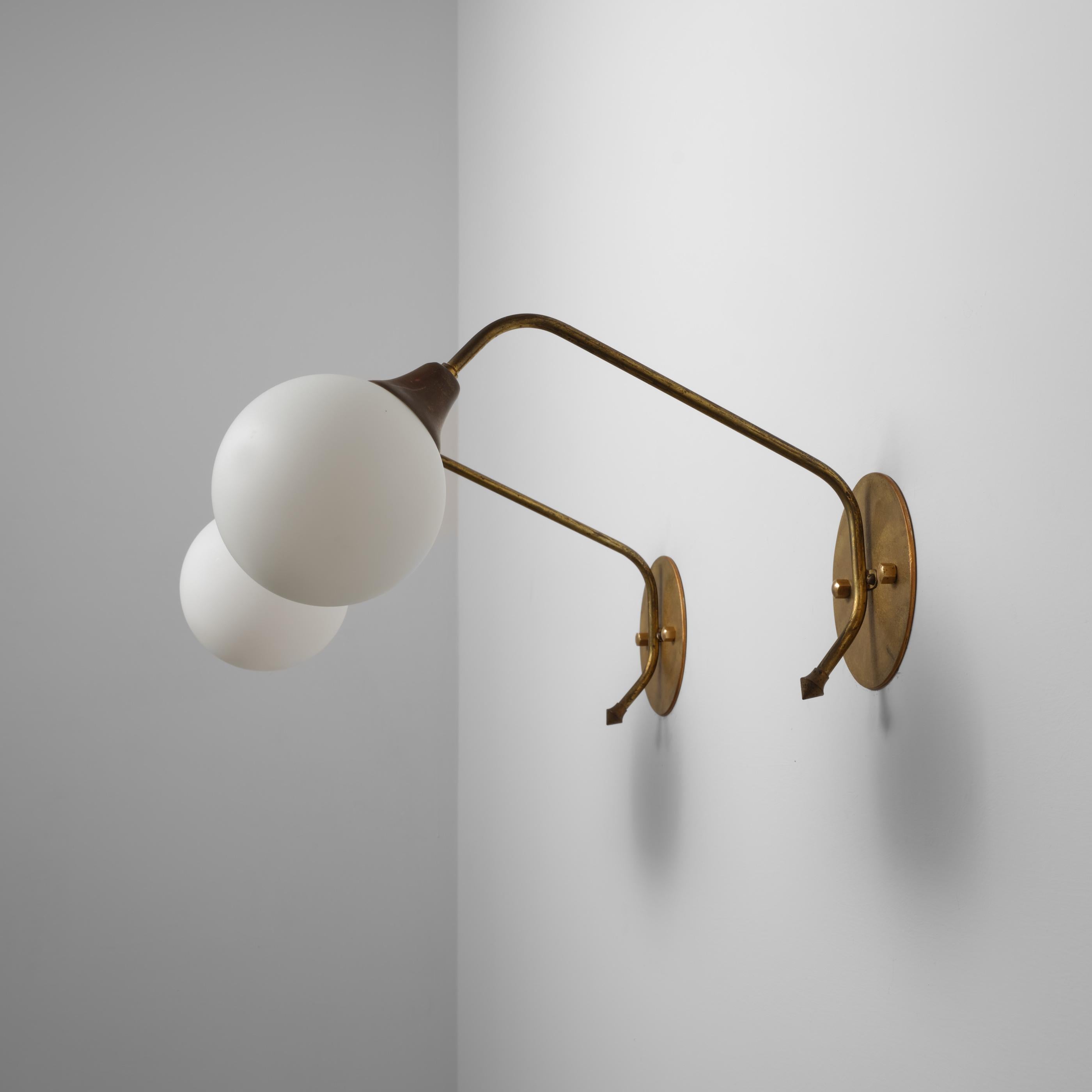 Pareja de grandes apliques italianos de latón y cristal opalino de los años 50 Latón en venta