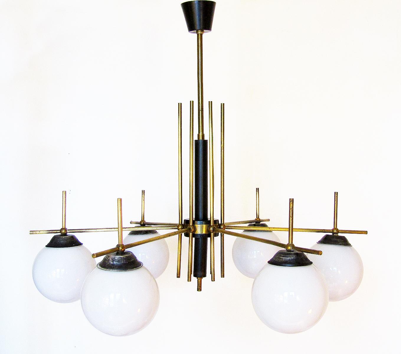 Mid-Century Modern Large Italian 1950s Globe Chandelier in Brass and Glass in the style of Stilnovo