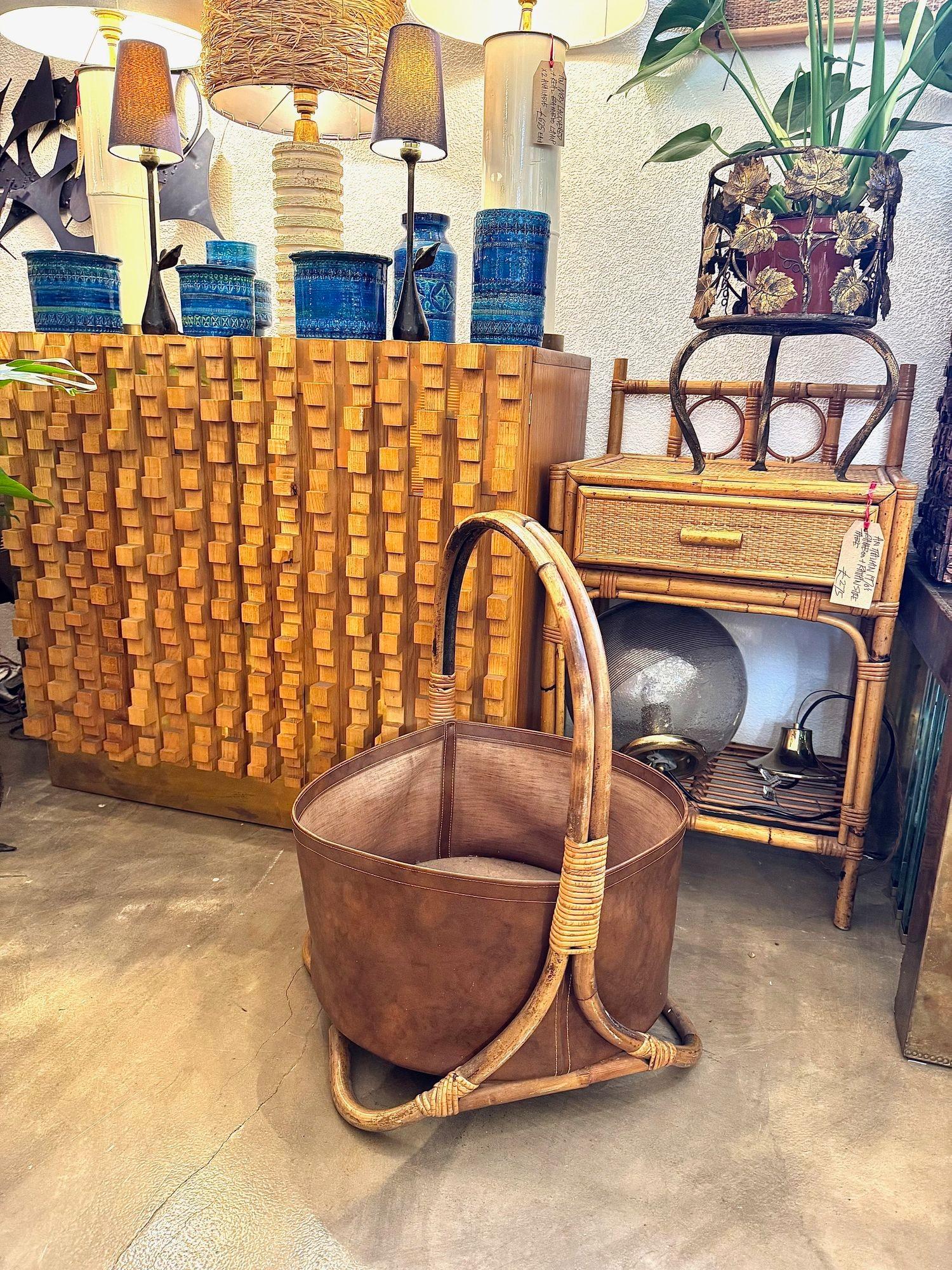 Große italienische Körbe aus Bambus und Rattan aus den 1960er Jahren, mit Griffen aus Bambus und Rattan und genähten Schalen aus Kunstleder. Diese können entweder für Holzscheite, Zeitschriften oder als Pflanzgefäße verwendet werden.
Der angegebene