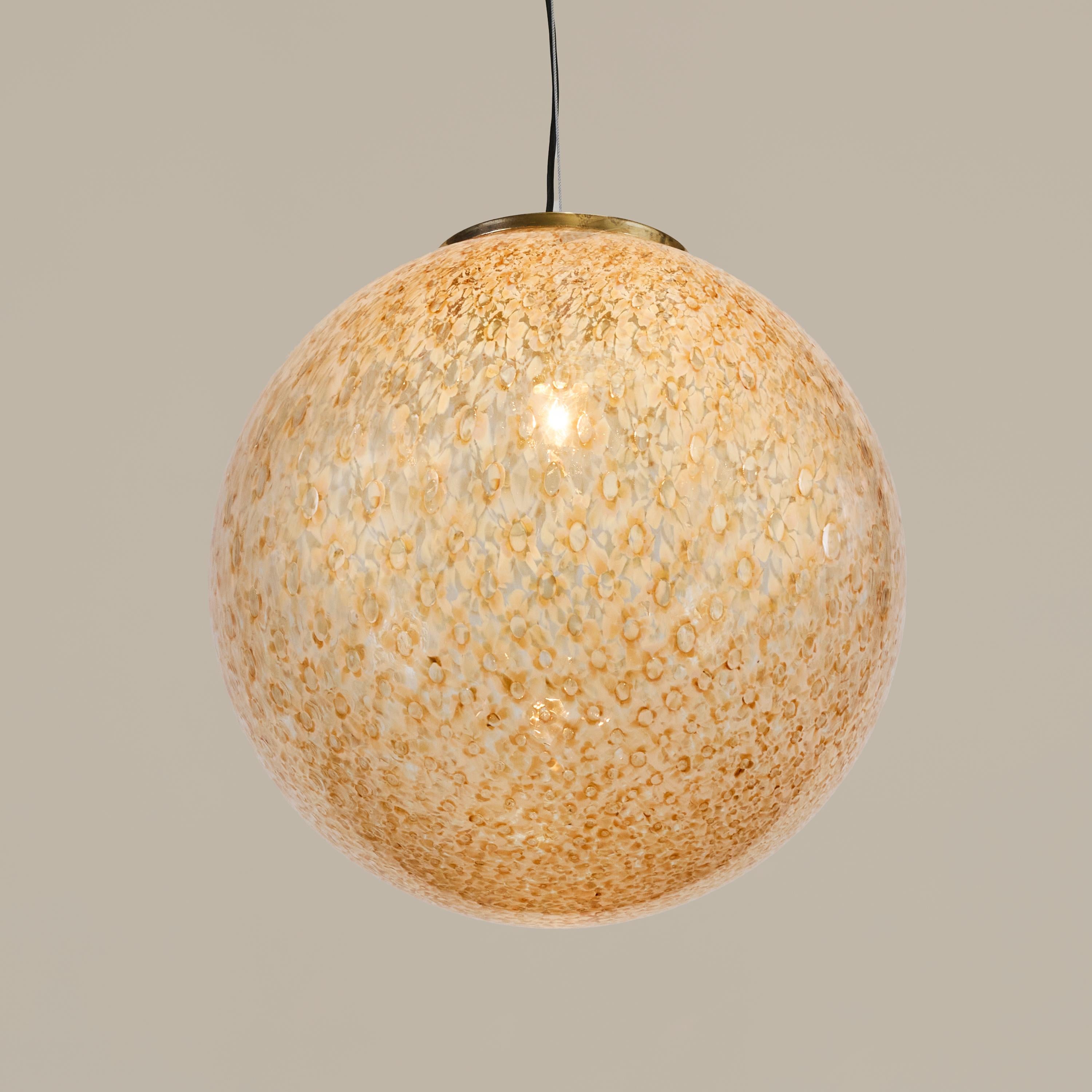 Großer italienischer Murano-Bernsteinglas-Kugelanhänger aus den 1960er Jahren von Murrini (Europäisch) im Angebot