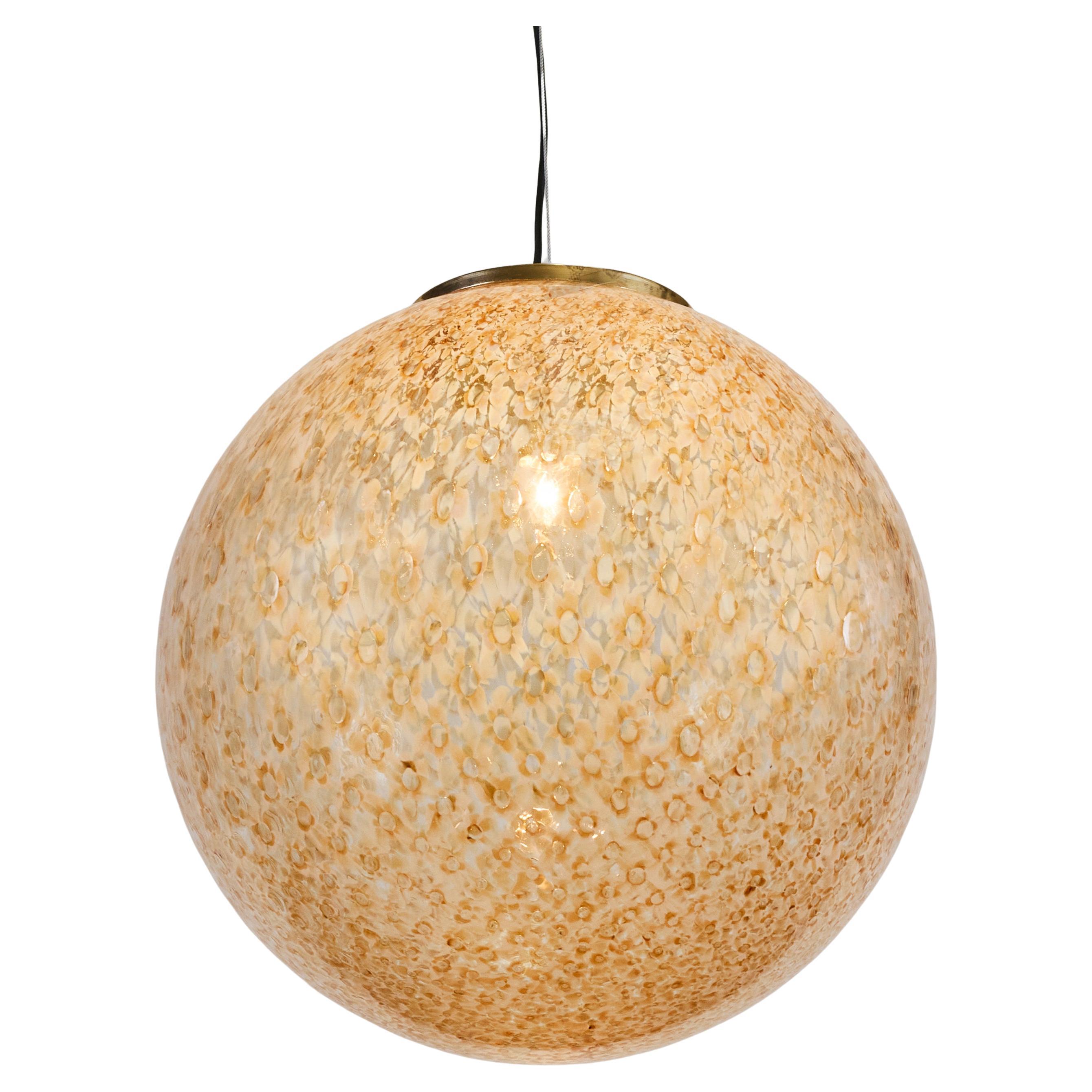 Großer italienischer Murano-Bernsteinglas-Kugelanhänger aus den 1960er Jahren von Murrini im Angebot 1