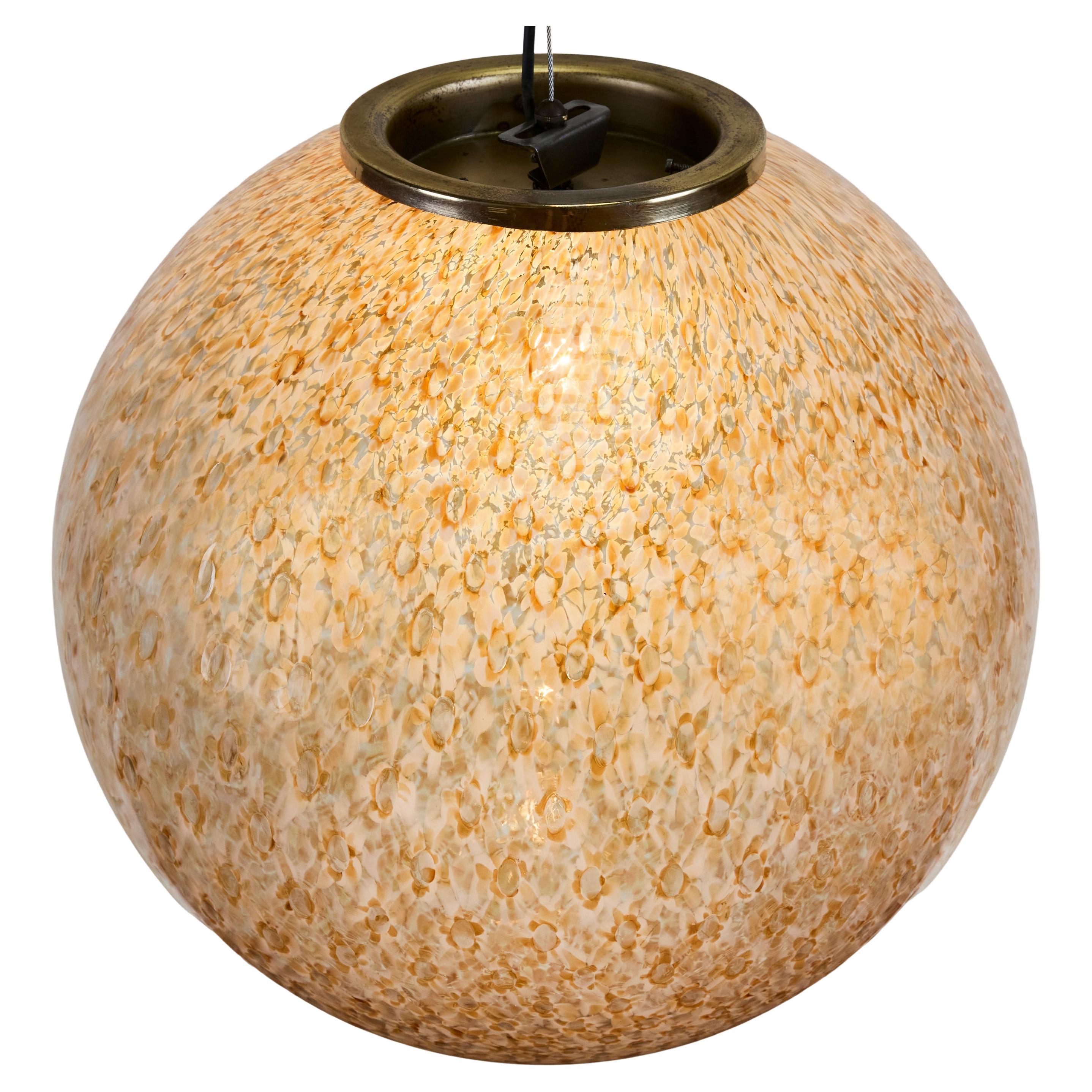 Großer italienischer Murano-Bernsteinglas-Kugelanhänger aus den 1960er Jahren von Murrini im Angebot 2