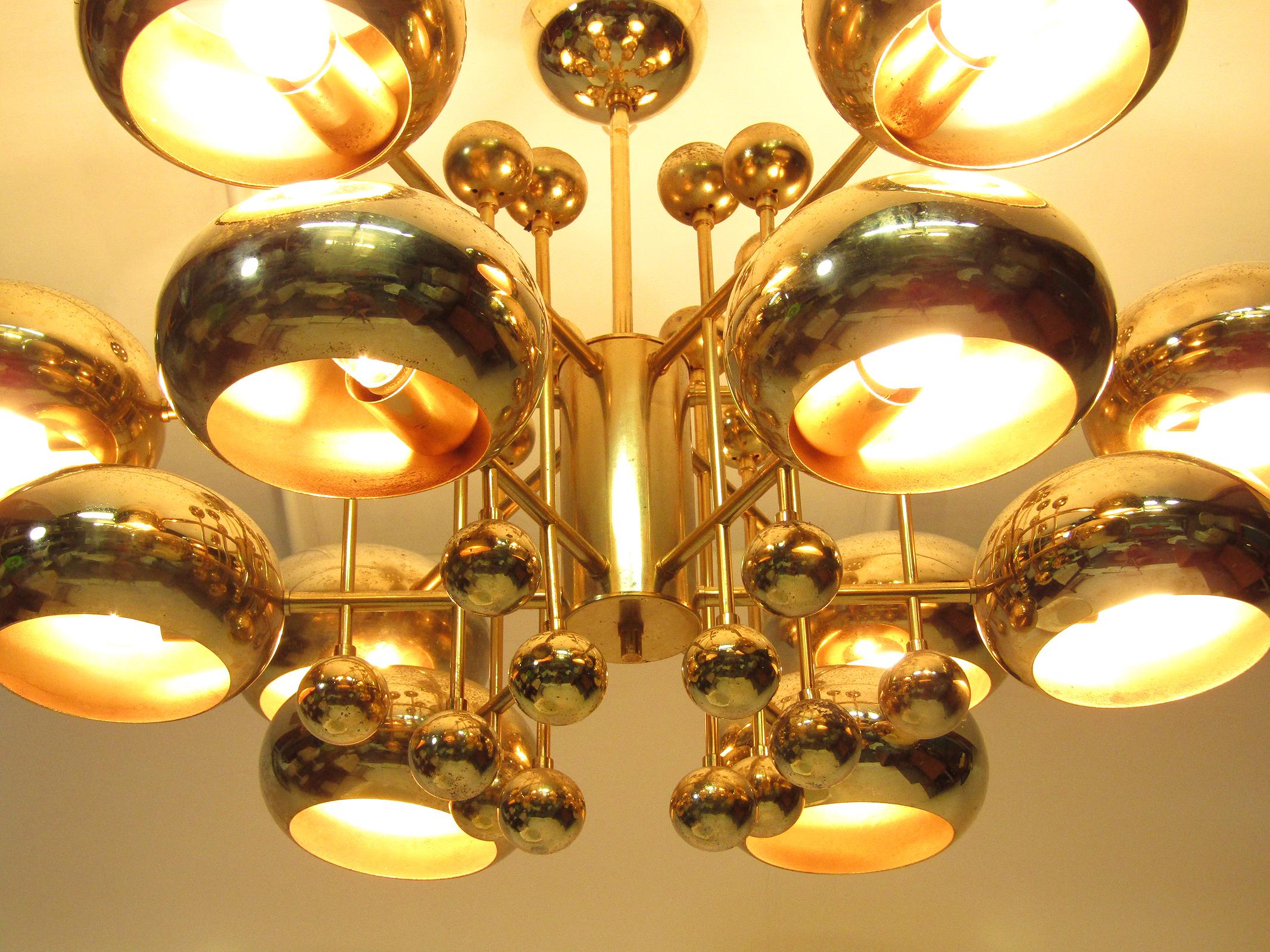 Large Italian 1960s Space Age Chandelier in Brass by Goffredo Reggianni In Fair Condition For Sale In Shepperton, Surrey