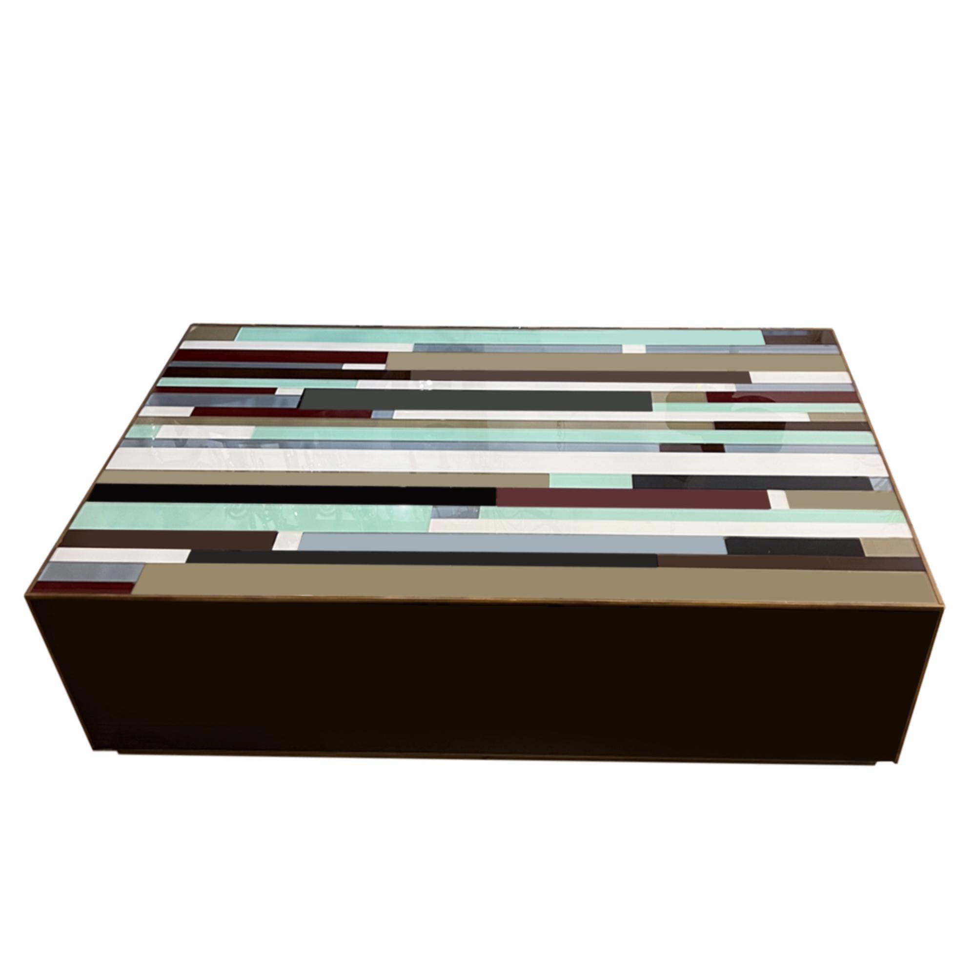 Questo superbo tavolo è stato realizzato in Italia negli anni Settanta.

Un design unico, realizzato con strisce di vetro colorato rettangolari. Con un bordo in plexiglass nero e rifinito con dettagli in ottone. 

Un'ottima soluzione per una grande