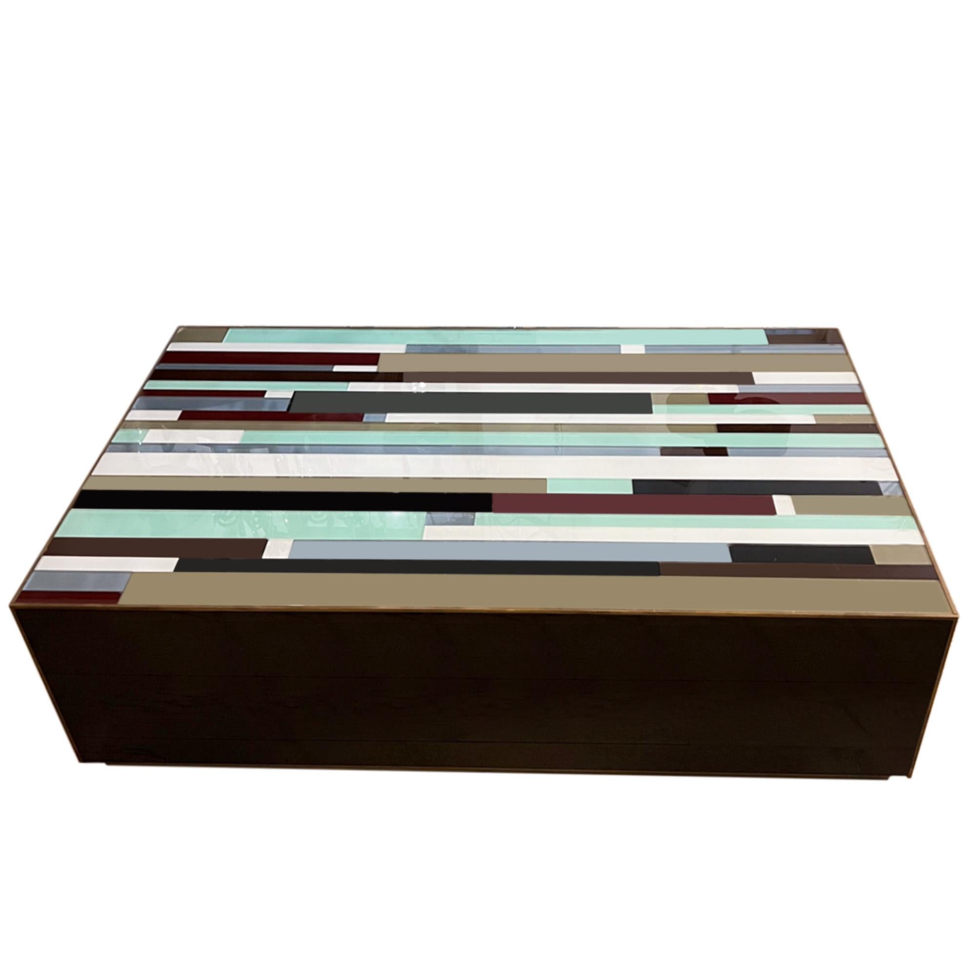 Mid-Century moderno Grande tavolino italiano anni '70 con piano in vetro colorato in vendita