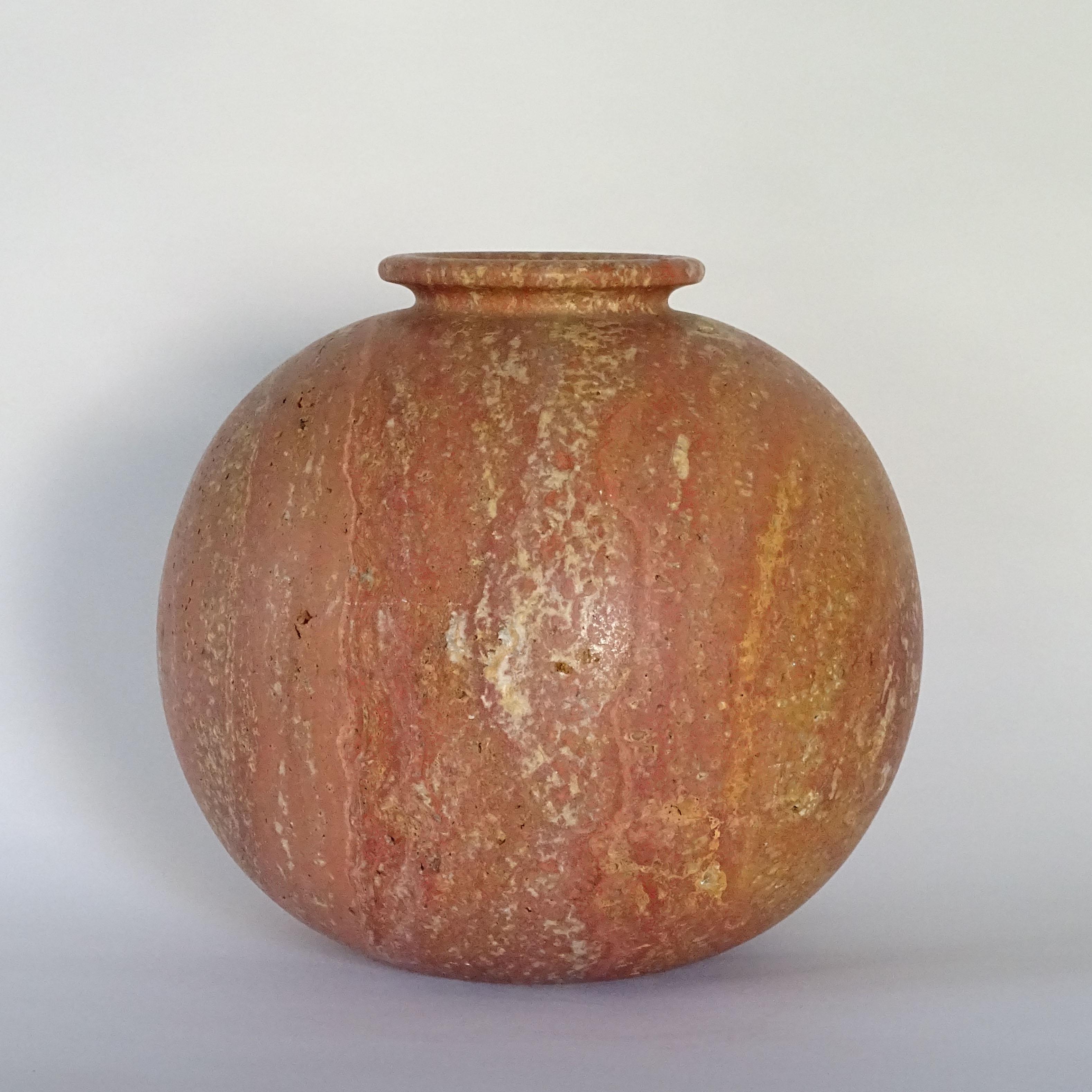 Moderne Grand vase italien rond en pierre de travertin rouge des années 1980 en vente