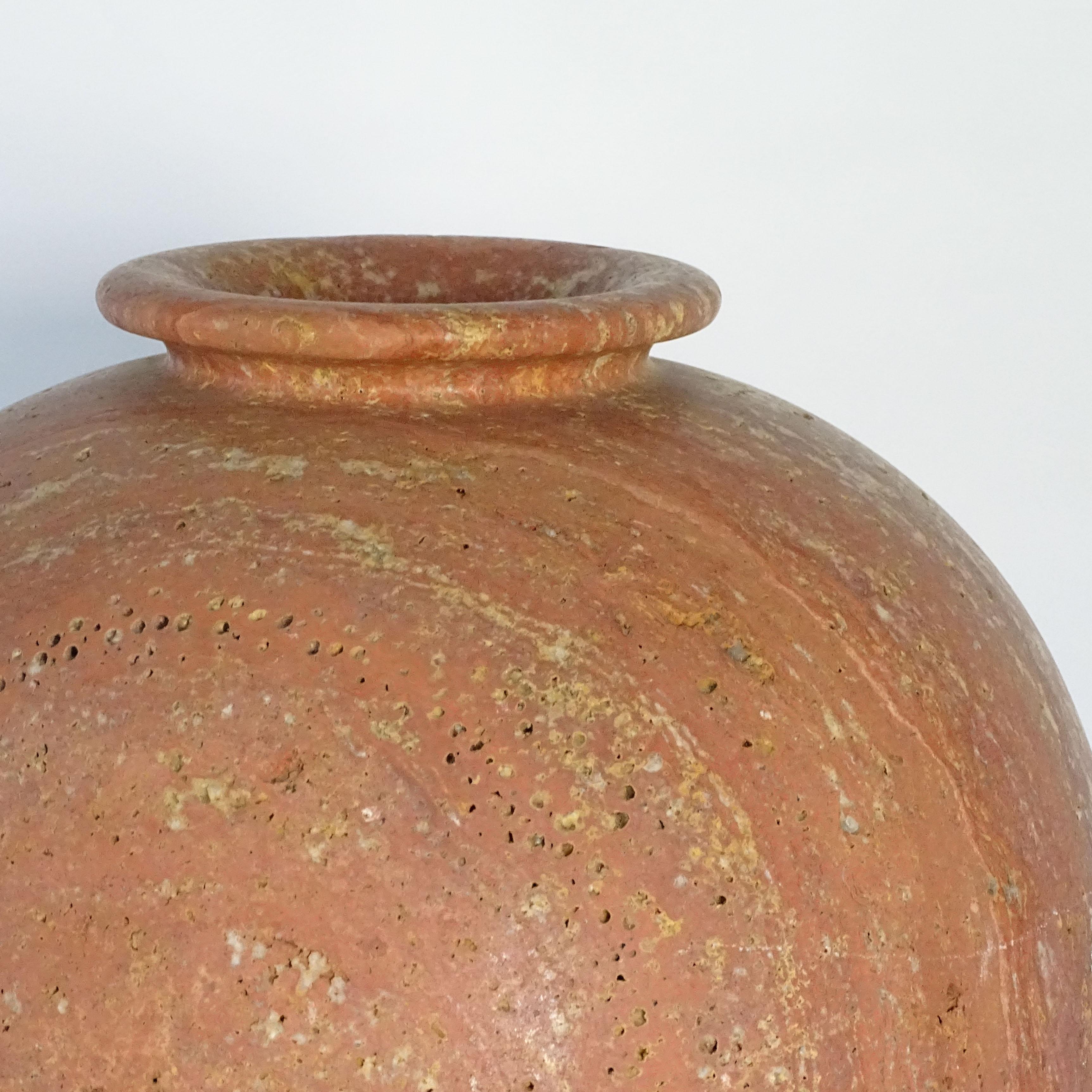 Large Italian 1980s round red travertine stone vase In Good Condition For Sale In Milan, IT