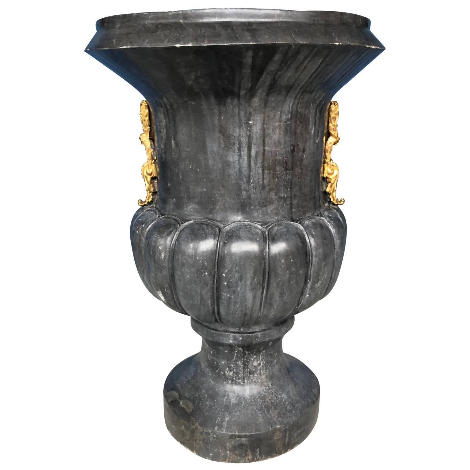 Sculpté à la main Grande urne bulbeuse ou vase de jardin en marbre noir italien avec dorure à l'or fin en vente