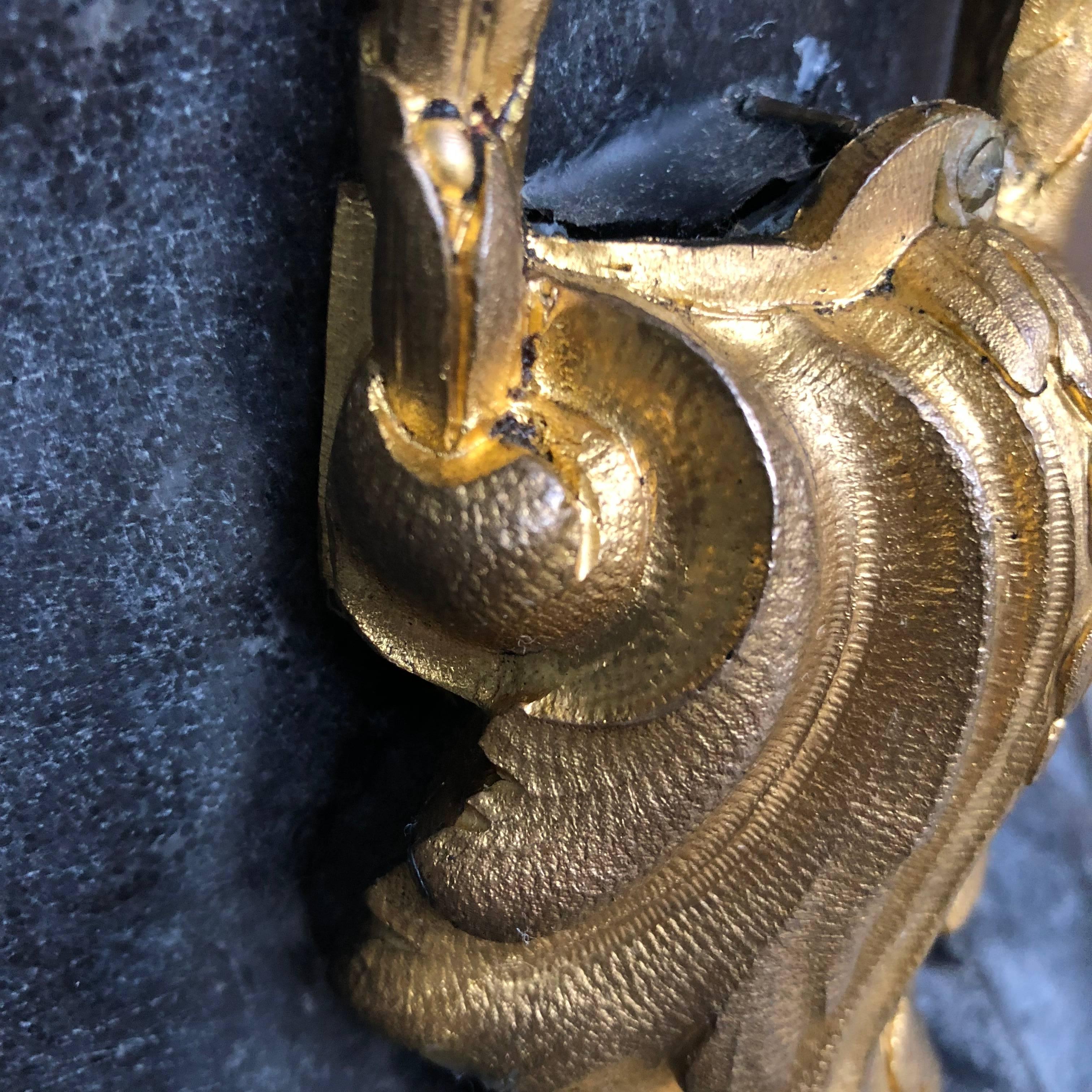 Gran urna bulbosa o jarrón de jardín italiano de mármol negro con dorado ormolu Mármol en venta