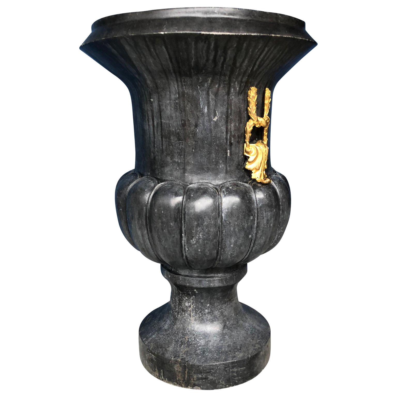 Grande urne italienne à bulbe en marbre noir du 19e siècle avec quincaillerie dorée en ormolu

Grande urne italienne en marbre sculptée à la main. Le corps principal est sculpté dans un épais et large marbre bulbeux, un marbre qui présente une