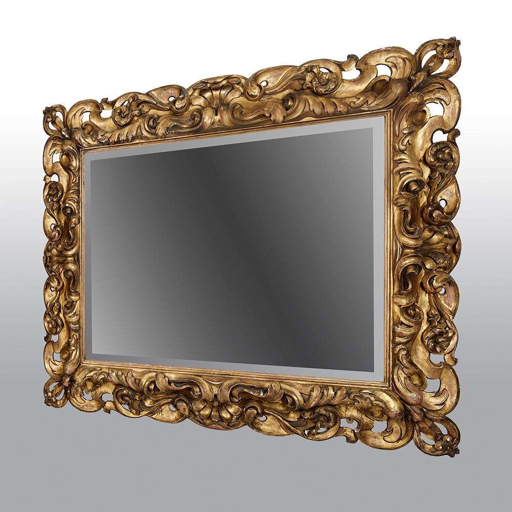 Großer italienischer Spiegel aus geschnitztem Giltwood des 19 (Rokoko) im Angebot