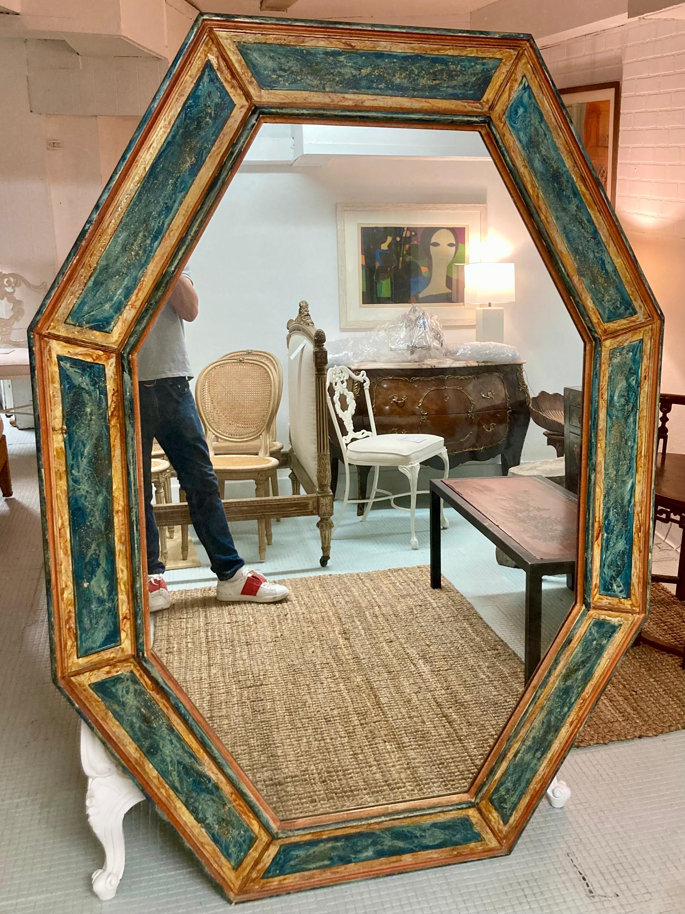 Magnifique miroir italien du 19ème siècle peint en faux marbre. Les merveilleux détails peints et le cadre en bois sculpté biseauté de forme octogonale allongée ajoutent une touche dramatique à n'importe quelle pièce. Fait amusant : ce miroir