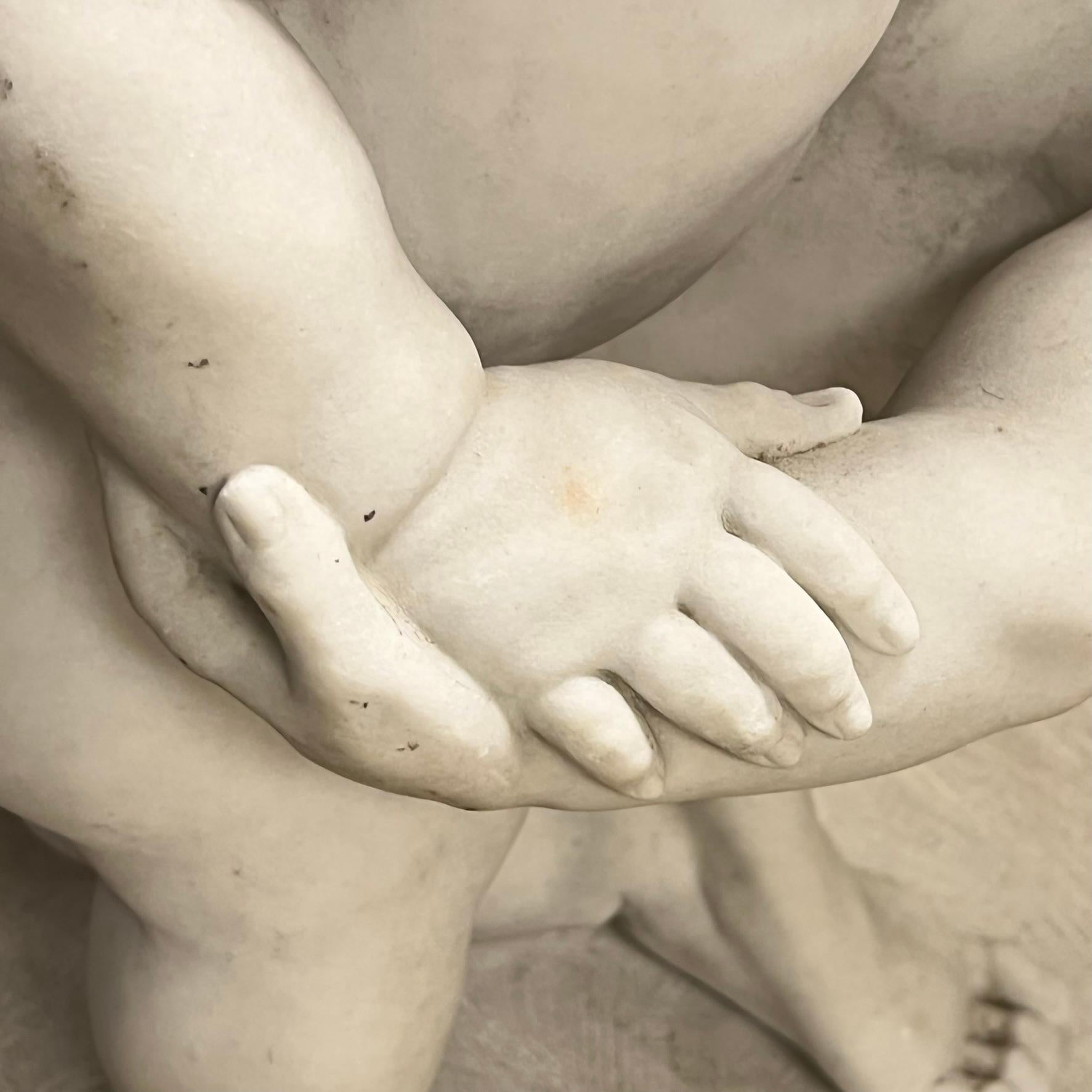 Grande sculpture italienne en marbre du 19ème siècle représentant des putti luttant en vente 7